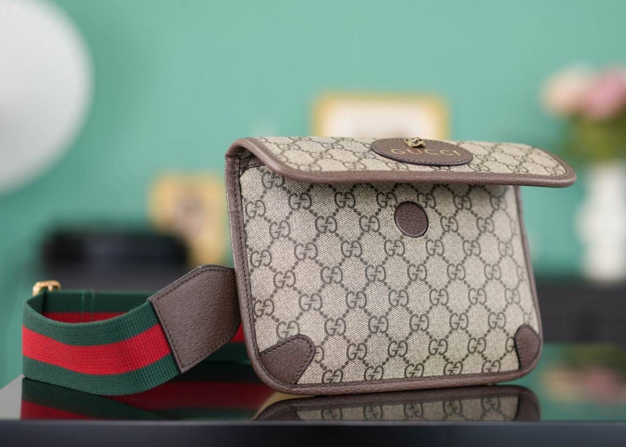 🥯Totem GG Superme#经典爆款 虎头斜挎包20cm 虎头斜挎包，可当胸包~ 精致虎头搭配红绿织带拼接的设计 宽肩带随性帅气 简单大方的一个款！男女共用~ 官方款号 489617 尺寸：20x13x2.5cm