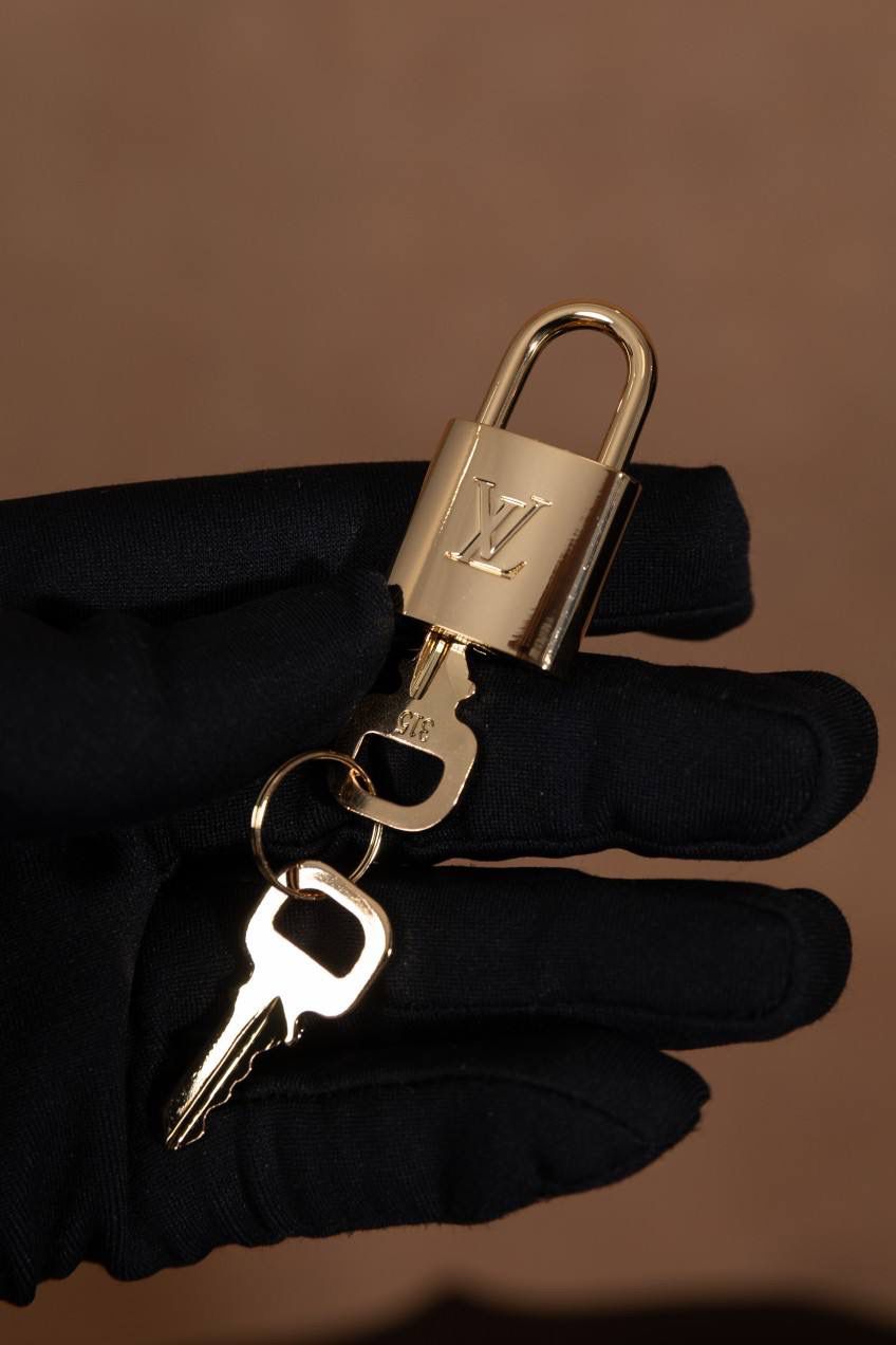 LV Speedy Bandoulière 20 枕头包👜💕 经典 Speedy 小号真的太可爱了！ Monogram 老花帆布＋牛皮饰边，质感一看就很 LV～ 小小一颗但很能装，日常出门刚刚好。 Size：20 × 13 × 12 cm 小巧可爱，但实用度在线 💖