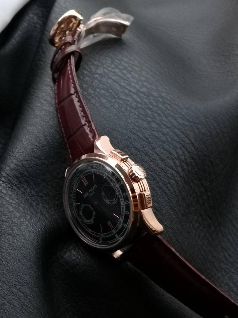 百达翡丽复杂功能时计5170G多功能腕表，堪称腕表精品当中的精品！😍✨🔥 腕表直径为42毫米，作为一款男士腕表，它的表盘大小适中。为我们奉上对称的美感，整个表盘的布局大方得体，包括了如此之多的功能的同时，又不会让人觉得繁杂。 机芯采用了7750机芯完美还原正品诸多功能，提供了强大的时间衡量功能。意大利牛皮表带，专属的灯笼扣，任何季节，任何场所，任何职业人均适合佩戴，让手腕佩戴得更舒适，让气质绽放。此款腕表具有30米防水功能，满足大众日常生活，休闲度假必备腕表。 百达翡丽5170G可以说是腕表中的精品，功能方面的巧妙构思，外观上的合理布局，以及优越的机芯性能，无一不体现出百达翡丽的独特设计，一件经典的艺术品，一件完美的收藏品。