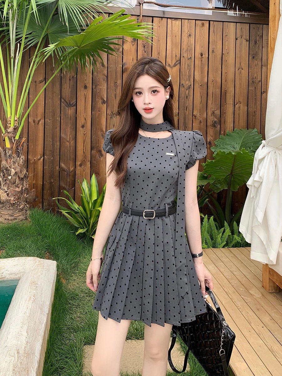 B278(3237) MIU系千金风领边系带蝴蝶结波点下摆百褶灰连身裙 