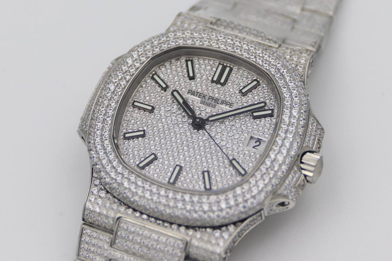 百达翡丽鹦鹉螺满天星V3版。少量到货！！！独家还原正品后镶钻。 全新修正V2版不足的四大细节： 1.表盘上12个条形刻度，根据原装5711字钉开模，效果保持了跟原装一致的黑油条形夜光刻度。 2.全新定制原版324机芯，V3版本机芯摆轮位置与原装一致，CNC数控技术打造机芯夹板，深度洗花和刻字，效果保持了原装应有的细节，机芯结构还原度极高。 3.表带升级还原正品后镶钻侧面表带镶石工艺：挑战难度极高百达翡丽鹦鹉螺侧边镶钻表带R8制表师历练数年多次，尝试过无数种加工工艺，即使再难也有破釜沉舟的心态，如今终于大功告成，还原正品后镶钻效果，是目前唯一可以做到表带侧边镶钻工艺。 4.指针升级：秒针中心点升级为针轴秒针。 （让你体验最奢华百达翡丽鹦鹉螺）