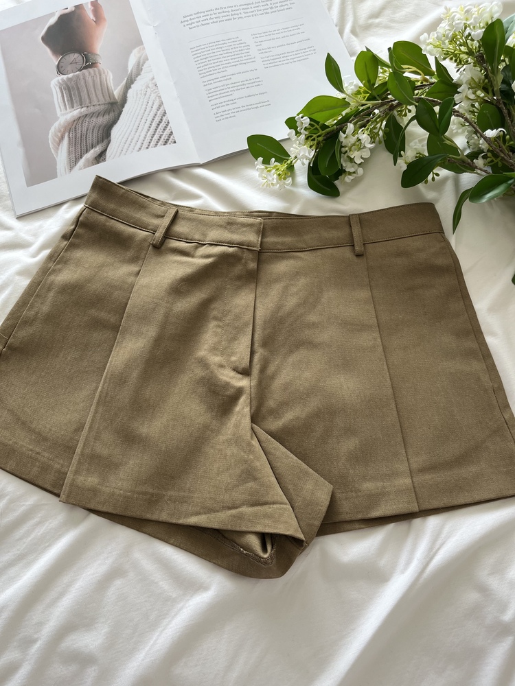 Classic Belt-Loop Shorts (Khaki)