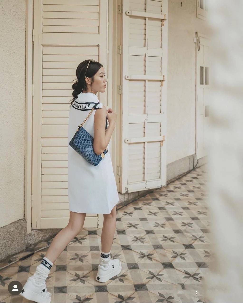 🈶老花蓝中号（配肩带） 𝗗𝗜𝗢𝗥 𝗡𝗼𝗺𝗮𝗱手提包/饭盒包🍱 又一重磅推荐了！近几年的饭盒包大火！ 各个品牌都有推出过，简直谁用谁可爱啊 复古老花帆布材质，随意揉捏不变形 日常通勤，出差当化妆包也是非常可以 我更爱它的金属插扣太高级，绝杀细节控 22×13×9.5cm #6801m