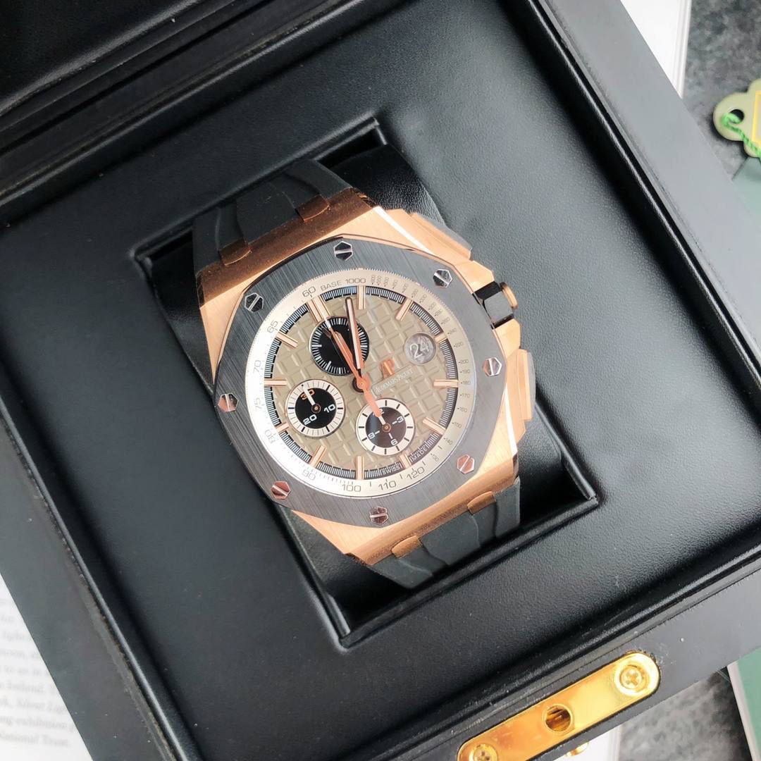 皇家橡树 - 爱彼AP 26400系列 44毫米直径 市面上最好版本的超级复刻 柔软硅胶带 皇家橡树离岸型 男士全自动机械腕表 ，316L精钢表壳 ，搭配原装复刻定制机芯Cal.3126全自动机械机芯 走时精准 稳定，透视后盖 裸露的机芯跟正品一模一样，反炫光蓝宝石玻璃 ，超级耐划痕，搭配原厂模具橡胶表带，原装针扣 ，300米防水，整壳套超高品质，超A做工，非市场普通货，货有所值 ，硬汉必备神器，爱彼入门级腕表 强烈推荐，制作耗时又耗精力，尽可能把最精至的腕表呈现给各位腕表爱好者。