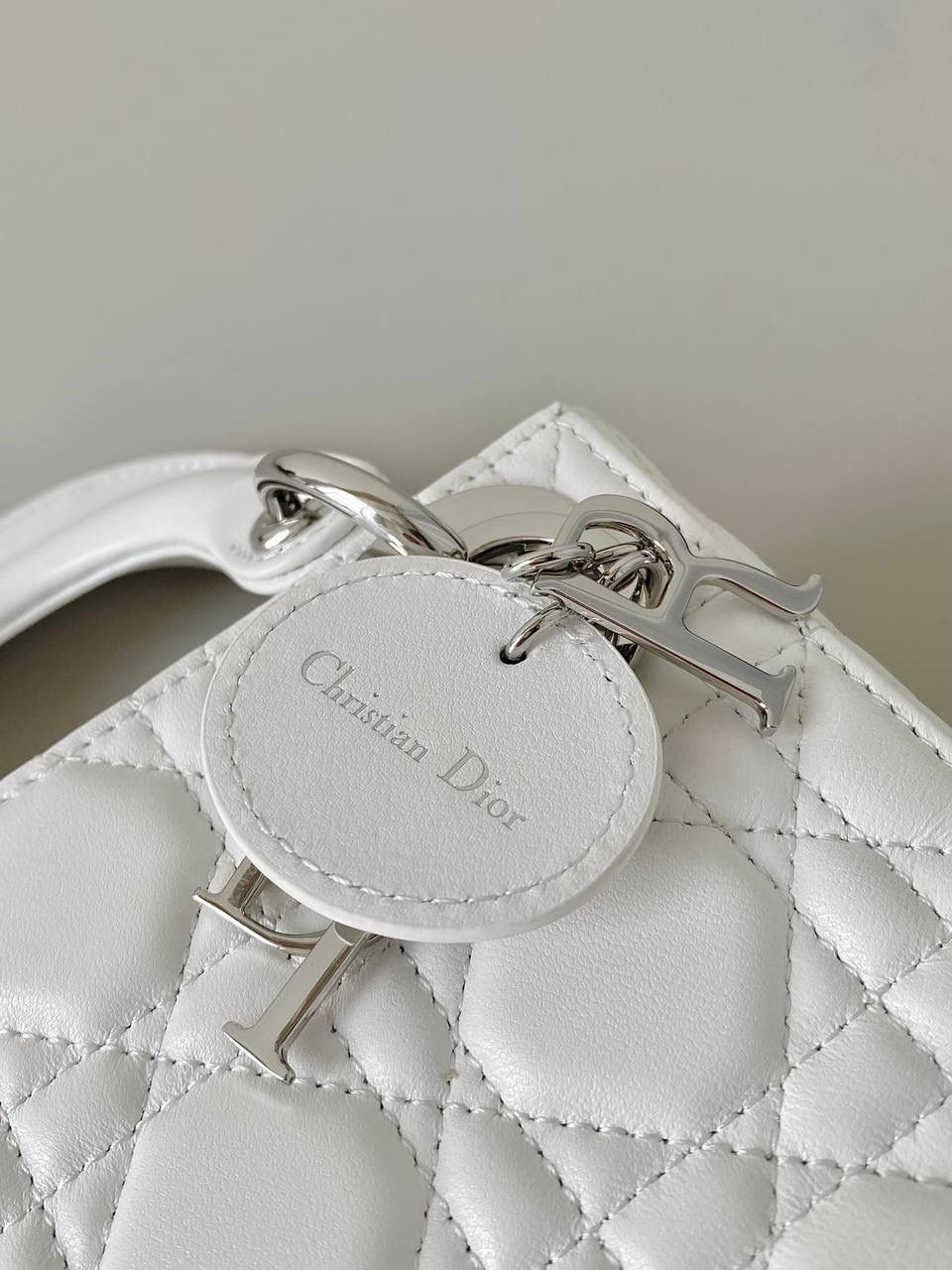 白银🎀𝗗𝗜𝗢𝗥 𝗟𝗮𝗱𝘆羊皮三格银扣🌟 女生必须要拥有的一只经典款 一年四季爆卖，老客每天都在补单 细腻柔软质感不是国内皮可以比的 进口原厂羊皮➕全钢五金，终极版 （标配两条肩带） size：17cm