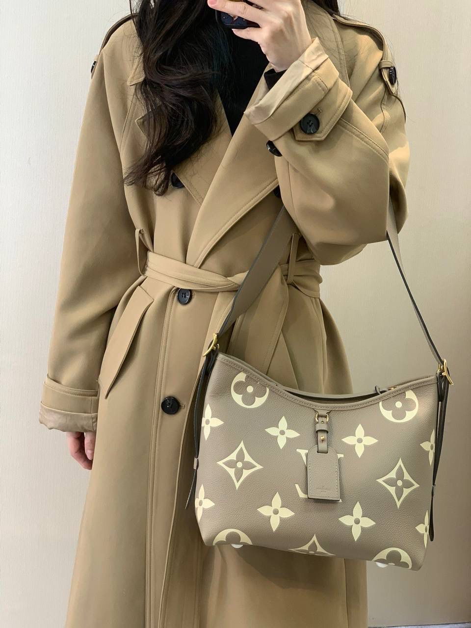 LV CARRYALL全皮 👜✨ 驴家牛皮压纹carryall托特包！ 老花carryall的热度到现在都依旧是最高的，这款包包做的超级用心，不管是从外观还是实用性来说都下了功夫。 两个颜色，黑色灰色，LV家的这种牛皮款，我个人还是非常喜欢的，皮质相比其他家小牛皮高级很多，而且用的越久皮质那种自然软踏的感觉就越高级 肩带可调节的孔位挺多可根据身高自由调节。斜挎的时候敞口的位置刚好在腰那个地方我觉得最舒服，而且包包整体不重日常背多久也不会累！名副其实carryall得容量很nice，还有一个子母包，子母包的实用性永远是不用质疑的 尺寸：29*24*12cm