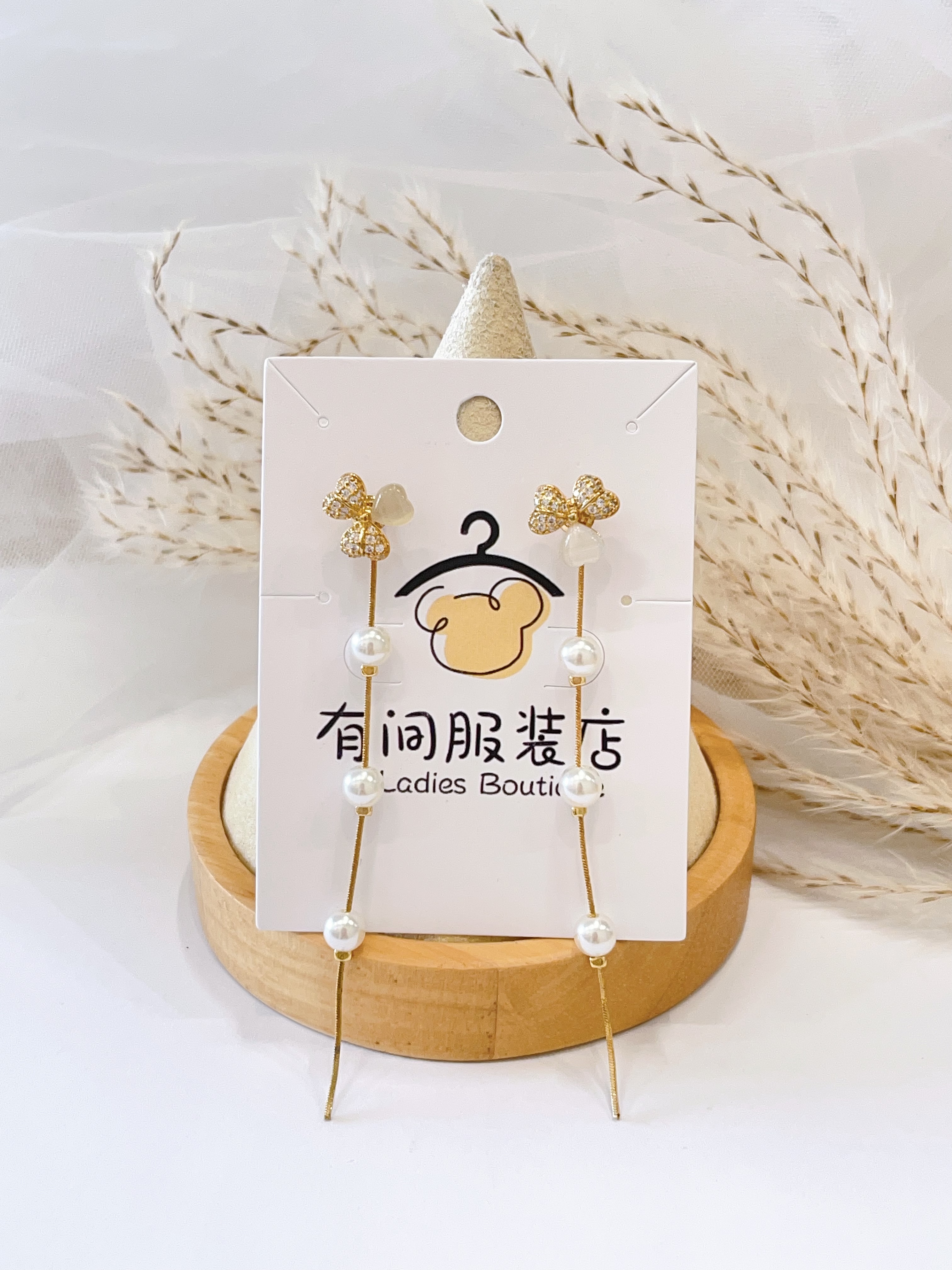 猫眼石镶钻花瓣珍珠耳环