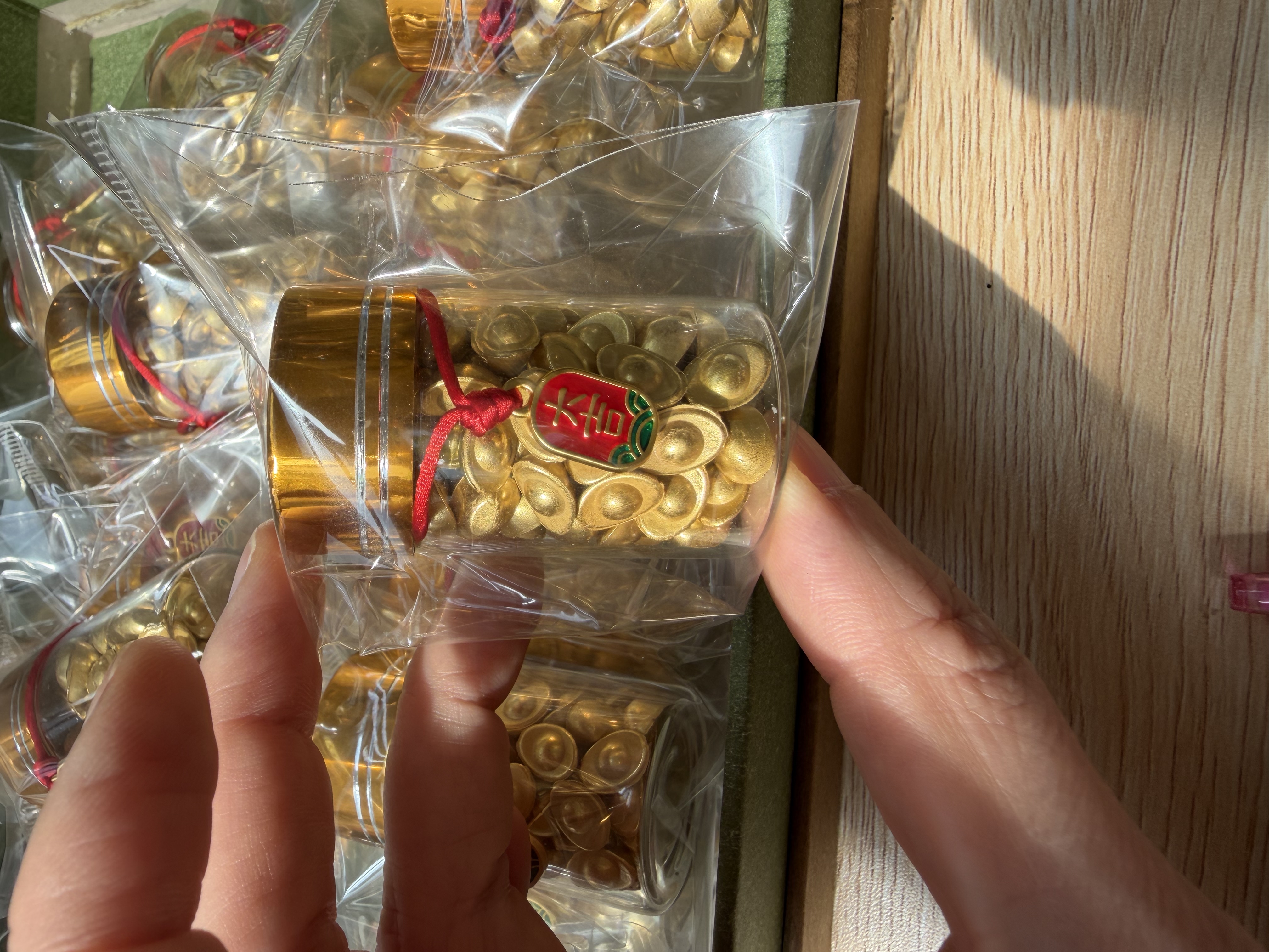 當卡中心新年義賣品#5：迷你金元寶瓶（放正東財位）如23/2寄出（不包郵）義賣品請勿使用積分扣減