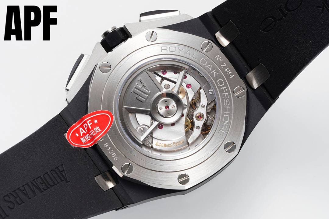 APF厂“新配色”爱彼皇家橡树离岸型26405系列陶瓷腕表 秒杀市面上所有版本“封顶之作 杜绝一眼假”在原有的基础上 潜心研发 突破壁垒 “打破原装封锁技术，同步原装独家计时码表款可松动头粒”使上手最大程度贴合手腕，大大提高了佩戴的舒适 同时也杜绝一眼假的尴尬处境。APF厂真正做到从每一个喜欢手⌚️的表友角度考虑 1. 表壳与圈口的选料，使用进口的氧化锆，无需任何颜料，以超高的压力与超高的温度锻造，形成超高密度的彩色陶瓷 2.采用最新CNC级别的打磨技术，将整个表壳的个个角度完美处理， 3.每颗六角螺丝都与表框处于同一平面上，不接受一丝一毫的凸显与凹陷，真正诠释了何为顶级复刻艺术 4.表盘以爱彼经典的大格纹为背景，层次分明的方格排列，经过完美打磨，将匠人的工艺体现的淋漓尽致 5.镜面采用双面蓝宝石镜片，天然橡胶皮带，6.机芯采用原装3126的计时机芯，十二位的小秒，6点钟位和九点位的12小时计时与30分钟计时，完美的还原了原版的所有功能，每块手表APF厂都经过人工QC确保机芯的稳定性，真正做到无可挑剔 欢迎各位 表友鉴赏💯🔥