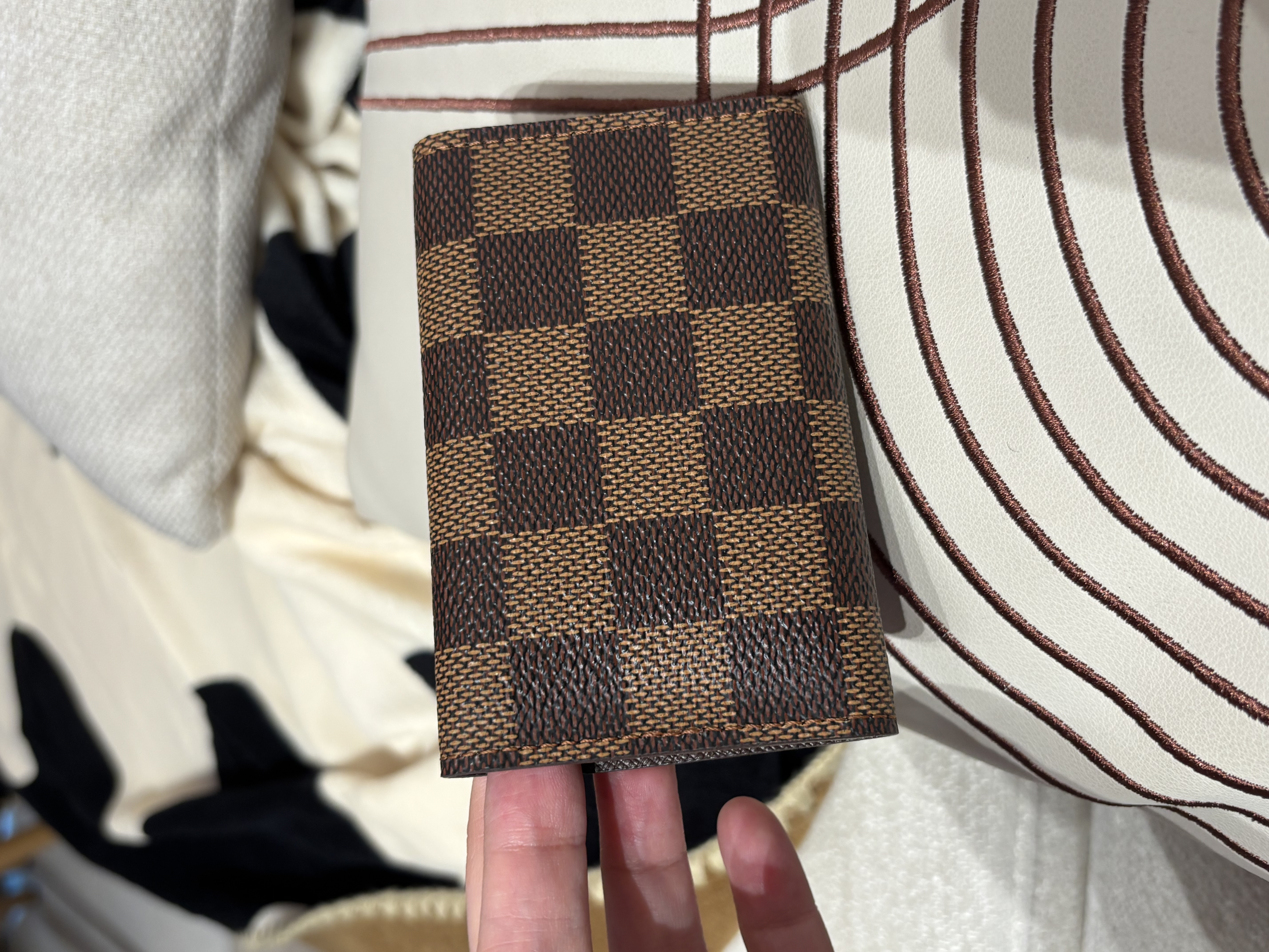 Lv key holder 100%Authentic, 98%New ✅Box