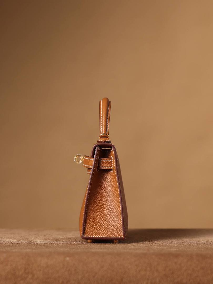 HERMES 爱马仕 Mini Kelly 二代👜✨ Mini Kelly 二代 金棕金扣 高清实拍图 尺寸：19*12*6cm Hermès爱马仕是世界著名的奢侈品品牌，1837年由Thierry Hermès创立于法国巴黎。 爱马仕早年以制造高级马具起家，迄今已有180年的悠久历史。 其整个品牌从整体到细节以及专卖店，都弥漫着浓郁的以马文化为中心的深厚底蕴🎀