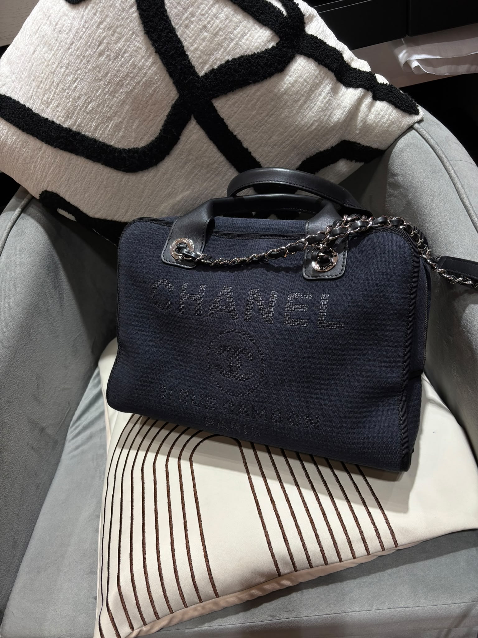 Chanel deauville Boston bag  Navy 100%Authentic,98%new  ✅晶片✅Dust bag 
