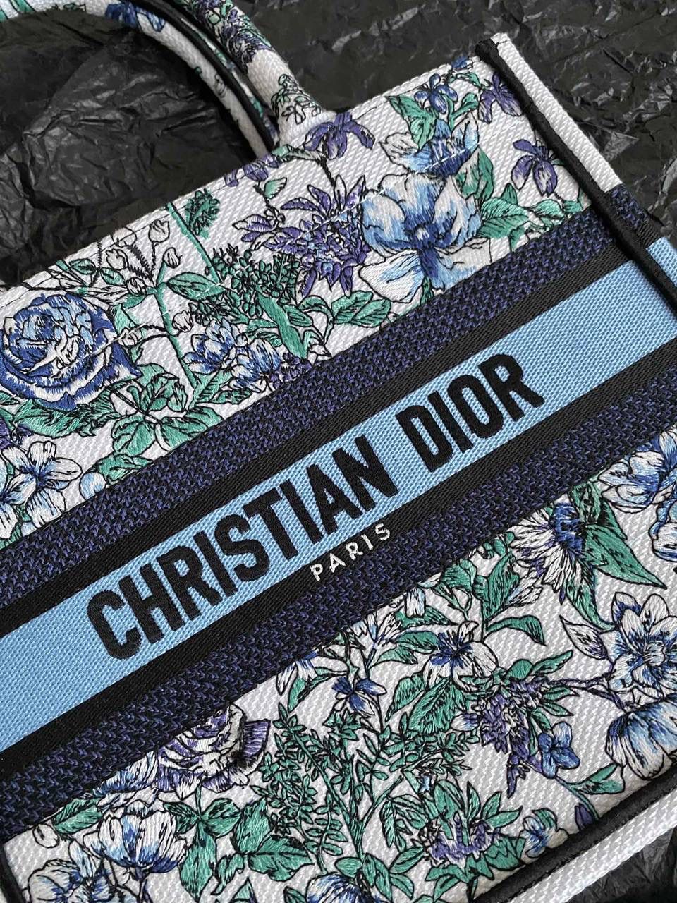 🈶蓝白花卉，小号 𝗖𝗗 𝗕𝗼𝗼𝗸 𝗧𝗼𝘁𝗲 23最新购物袋 白色底，蓝色与紫色映衬的花卉和绿叶 几分漫而梦幻的氛围气息，清新活力 给人一种愉悦，治愈，纯净美好的感觉✨🏖️ 温柔又自由的蓝，不急不躁的态度很微妙 拨动心弦的花卉世界，一定不要错过！ 26.5×21×14cm