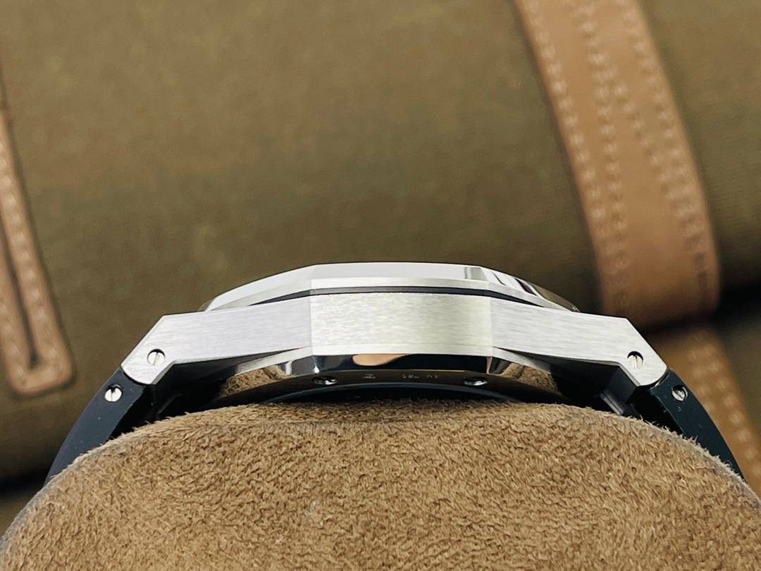 爱彼A P皇家橡树陀飞轮精品腕表 升级细节🔥 1⃣️独家订制Cal.2924机芯，动力储存68小时！ 2⃣️腕表依旧保留的八角形表圈、标志性的六角形螺丝以及经典表带！ 3⃣️皇家橡树系列超薄陀飞轮腕表在经典的“Tapsisserie”格纹上进行再度创新，形成了新的格纹“Tapisserie Evolutive”！熟悉又陌生的表盘格纹装饰带来全新观感，成为这款腕表的点睛之笔。 4⃣️表壳直径为41毫米，厚度为11.2毫米！