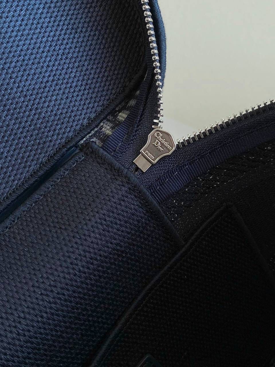 🈶化妆包，大号 𝗗𝗶𝗼𝗿 𝗢𝗯𝗹𝗶𝗾𝘂𝗲化妆包/洗漱包 每个女孩子都需要拥有的超级能装化妆包！经典的老花帆布刺绣颜值超高 ，容量巨大到瓶瓶罐罐都没问题！边惊讶边感叹这也忒能装了！旅行在外一包搞定！便捷式手提设计日常还可手拎凹造型不要太酷了！ 23.5×14×18.5cm #M915m