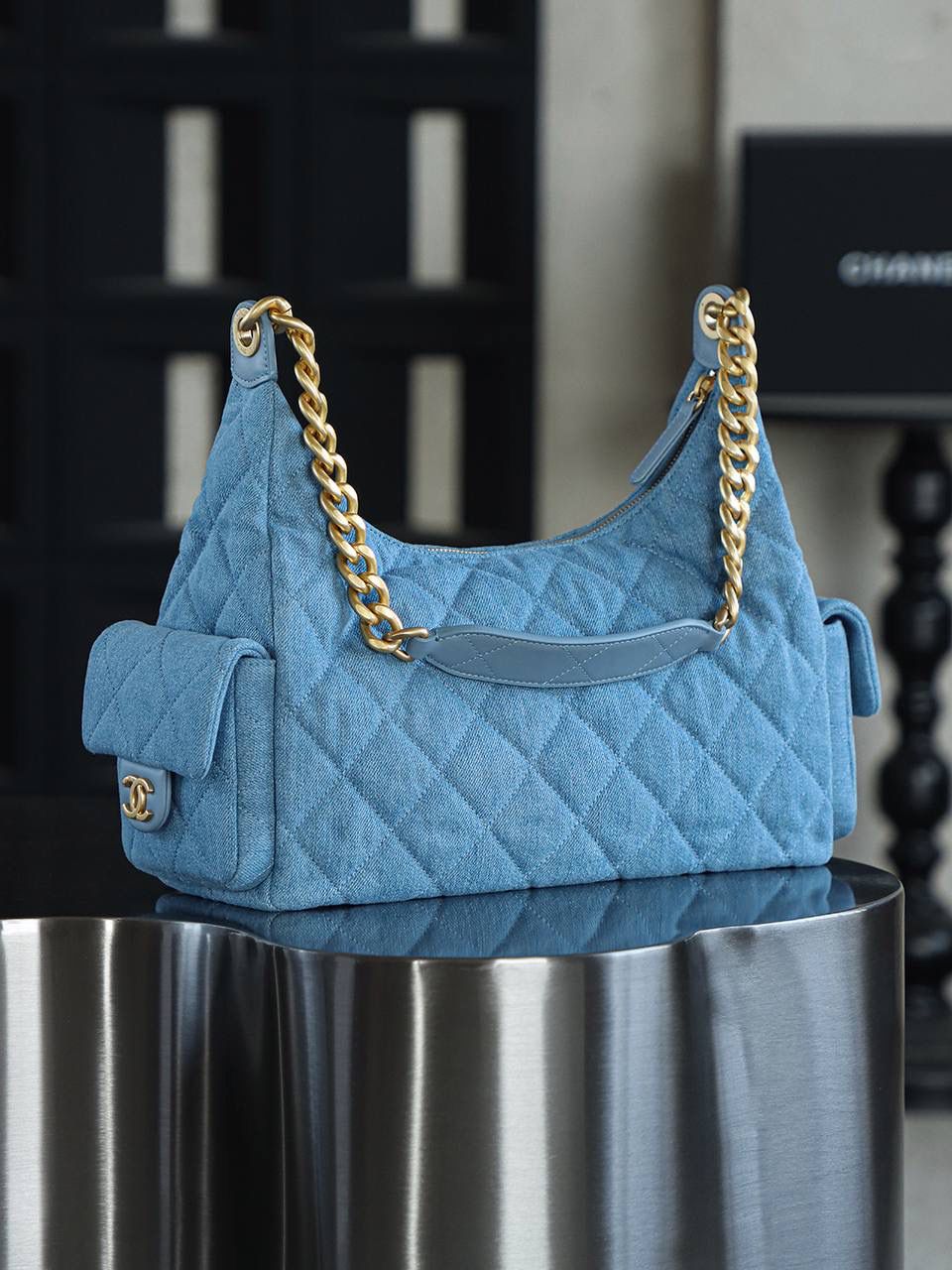 25C Hobo丹宁牛仔大號雙肩包鑒定版👜 一包一碼 支持全球鑒定查驗身份證原廠專G Fashion Art意大利過關清單資料可査詢 25C這一季人氣王者hobo丹寧牛仔，低飽和度牛仔淺藍，超級養眼，可甜可颯！ Jennie同款火到出圈，不管是簡約設搭配還是精緻小女人，都能瞬間提升整體的時髦度！ 五金：厚镀24K复古金 皮料：意大利Fashion Art牛仔 尺寸：27*35*18cm