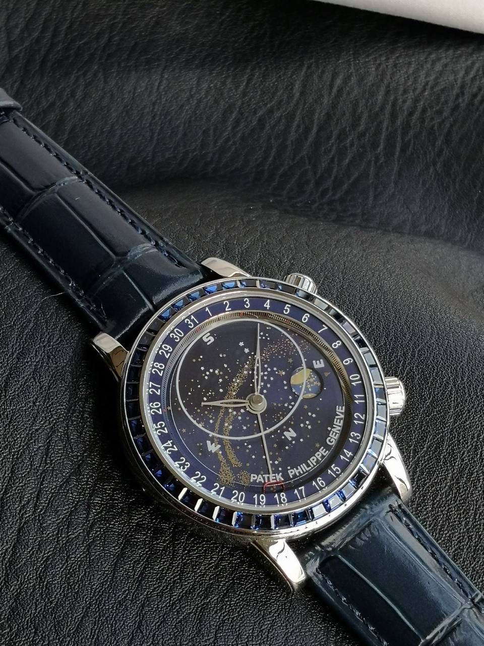 百达翡丽PP-6104G 日内瓦苍穹系列 市场顶级复刻神作震撼来袭！ 搭载原装进口miyota全自动机械机芯改制Cla.240机芯，搭配原装珍珠18K金自动锤，走时精准稳定，性能媲美正品；表圈镶嵌45颗璀璨宝石，表扣点缀28颗珍稀晶石，光影流转间尽显奢华质感；微拱形防眩目处理表镜，折射效果立体通透，让表盘细节清晰可见，质感再升一级💯💯