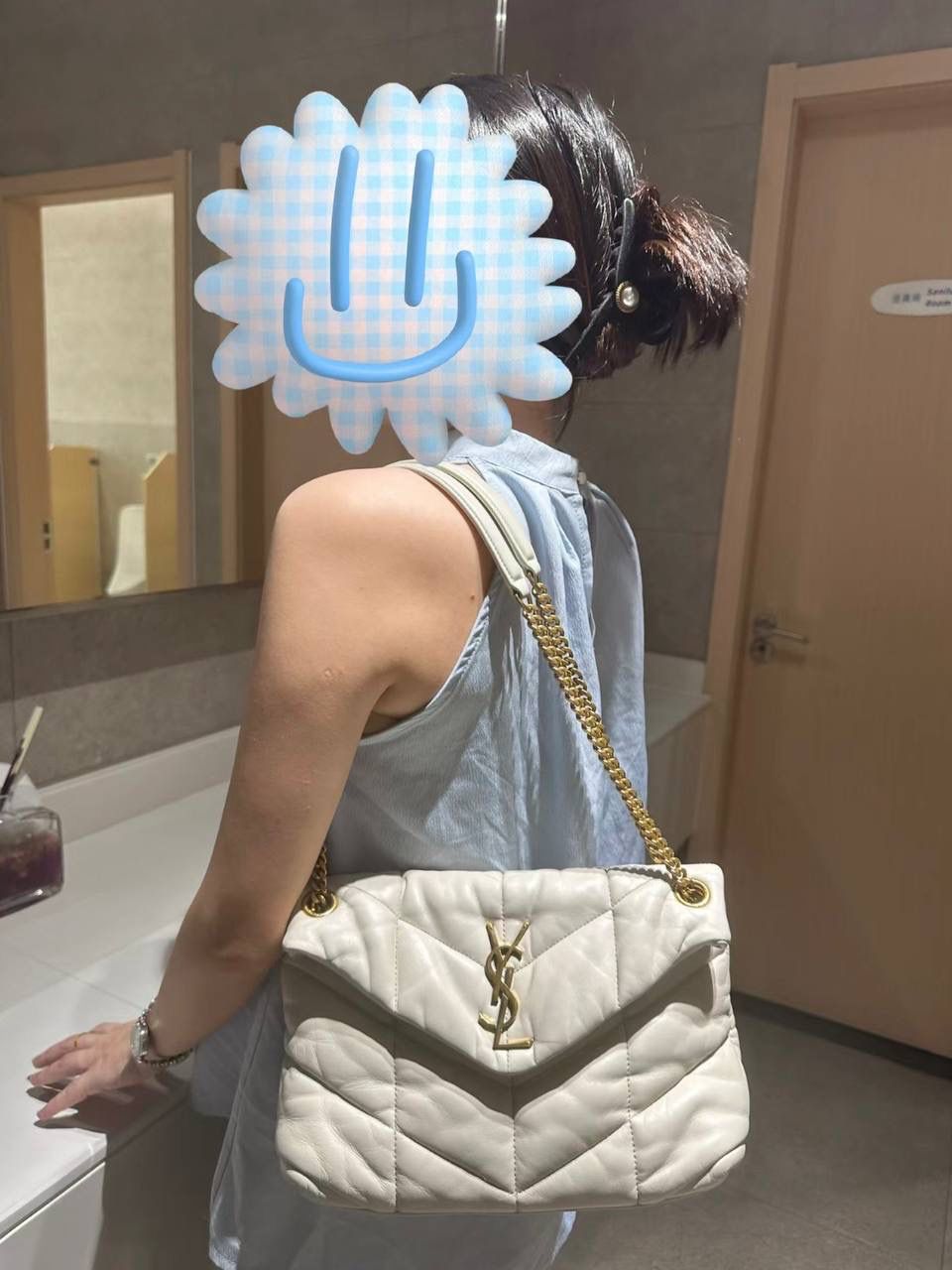 ys1 loulou puffer绗缝羊皮包：小号白金🥚 每家每户都有出个软绵绵的云朵包 它能从中脱颖而出有它的道理 特别洋气千金风，上身是真好看！ 小羊皮手感也软乎乎的很舒服 自重轻容量大～ 通勤日常都no problem☺️ 29×17×11cm577476m
