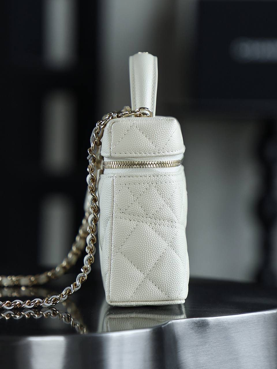 25C盒子包鑒定版👜 一包一碼 支持全球鑒定查驗身份證原廠專G 三隻羊皮料過關清單資料可査詢 25C腰線LP盒子包，獨特設計，一眼傾心！ 方正的包身線條簡潔俐落，致敬了50年代vintage手袋的復古廓形，展現出一種獨特的復古韻味。 包身中央那條優雅的弧形縫線，堪稱點睛之筆，不僅讓原本相對規整的包身瞬間立體有型，還為其增添了一份靈動與俏皮！ 五金：全鋼淺金扣 皮料：impala三隻羊中小球 尺寸：17*19.5*5cm