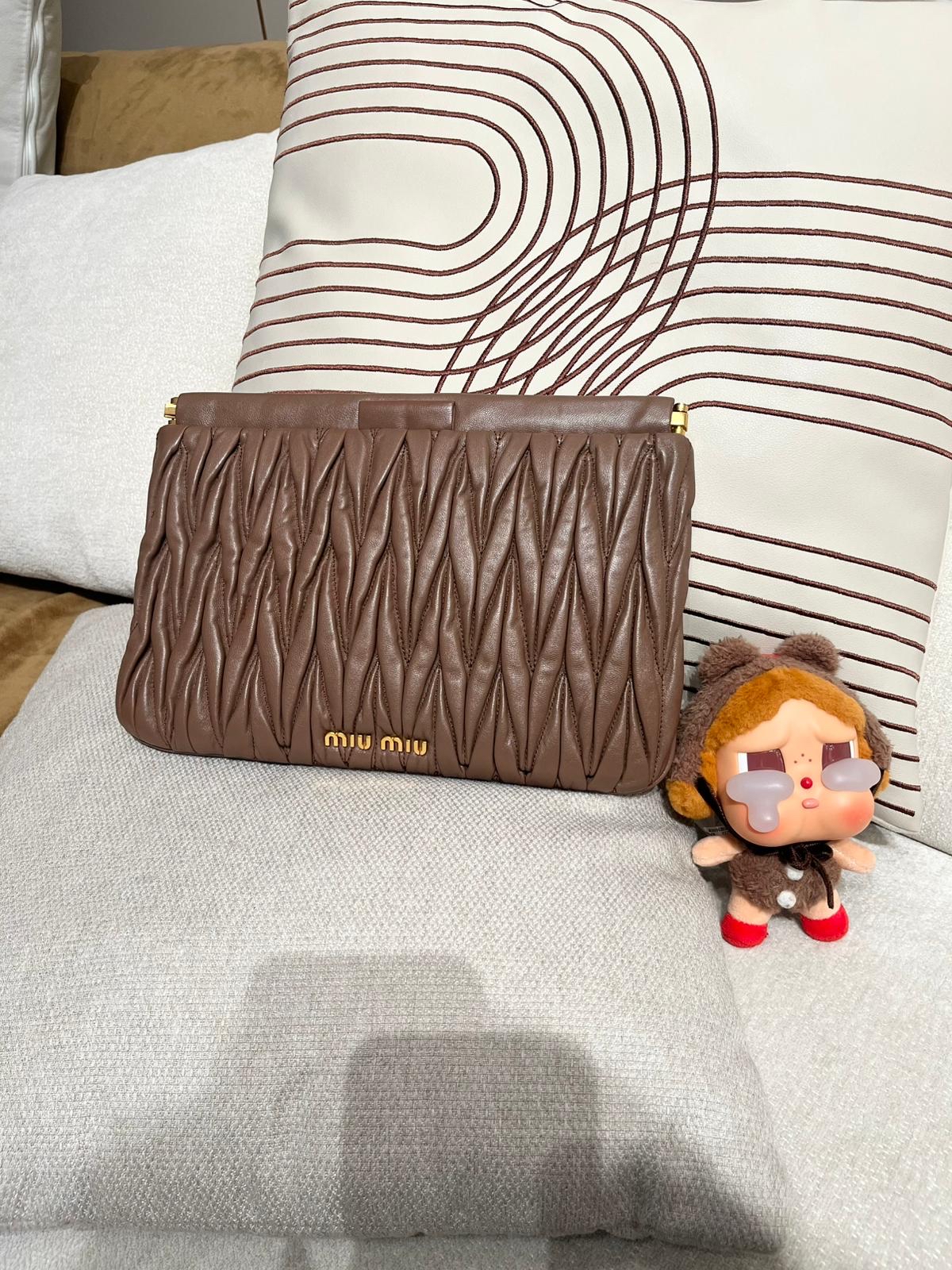 Miu Miu clutch bag ,100%Authentic, 98%new✅Dust bag