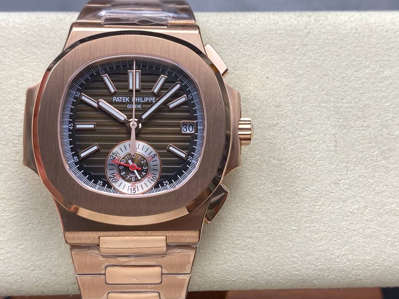 V2版真功能🌐真小秒！3K工厂 百达翡丽鹦鹉螺5980/1A-014多功能计时腕表V2版本，真小秒、真功能！【表壳】腕表尺寸40.5毫米，同正品一致的枕型表壳采用正面拉丝，侧面抛光的两种工艺组合，层次感分明，质感十足。尽显精湛工艺。【表带】采用原装表带一比一量身打造，每节表带的中央抛光部位，都能呈现钻石的形状，尽显高级质感。【机芯】3K厂采用定制版PP.CH28-520机芯，完美还原正品，时分秒，日期，和计时大秒功能。3K匠心之作，欢迎各位表友品鉴🌐