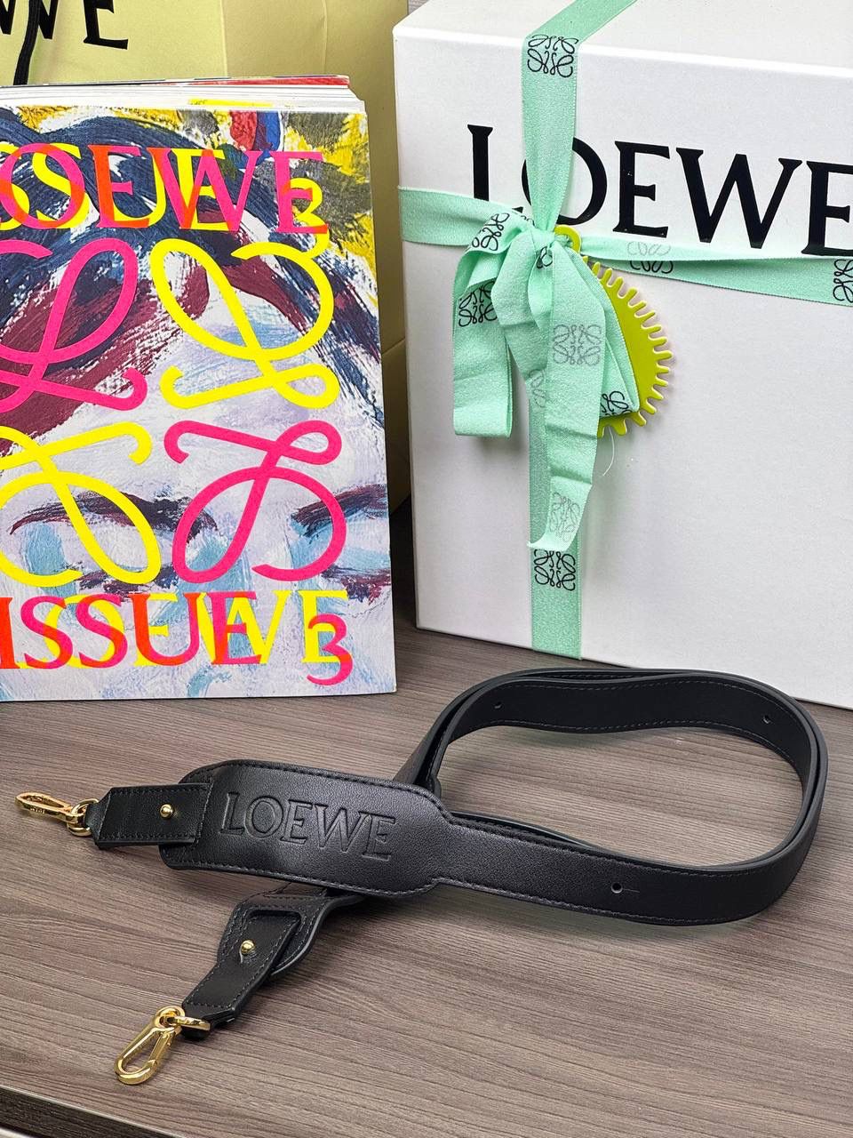 🎈新品牛皮可调节肩带 ➖➖➖➖【黑色】 编码：182323 尺寸：𝟏𝟒𝟑-𝟒.𝟓𝐜𝐦 撞色肩带绝绝子❤️正面饰品牌标志性Logo，调节长度为𝟖𝟎到𝟏𝟐𝟎𝐜𝐦