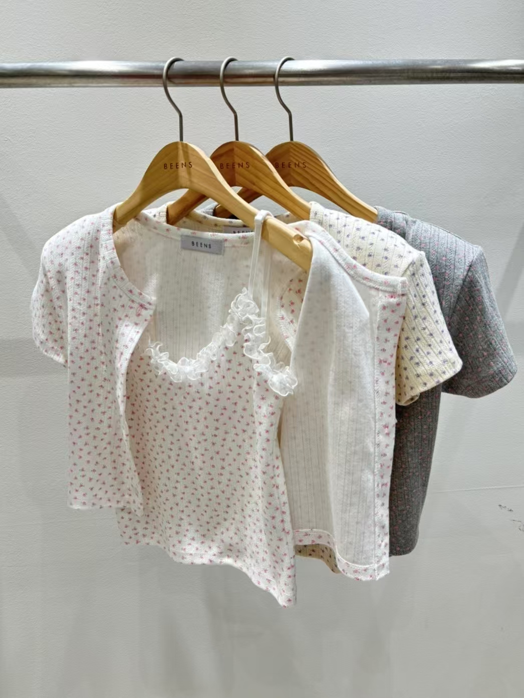 Floral Cami and Buttoned Cardigan Set ‖ 小碎花吊带+短袖开衫两件套 