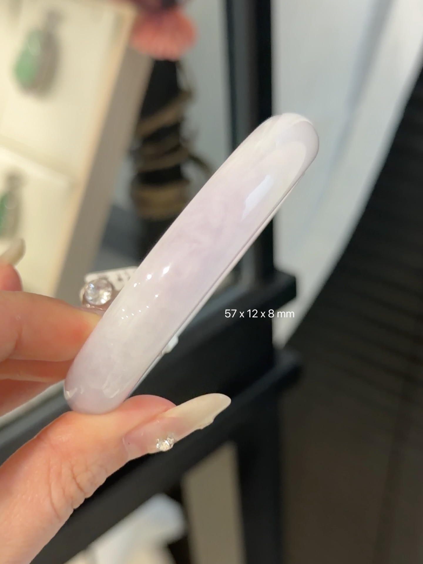 ✨ 马来西亚现货 · 手镯现货发售 ✨💜57圈口的冰紫翡，水头足冰润通透的淡淡紫调，特别显气质。自然光下有种朦胧的通透感，温柔又很显白。💰Rm2280.00💎 手镯尺寸 • 圈口：57 mm • 宽度：12 mm • 厚度： 8 mm 📄 附证书 每只手镯均附专业鉴定证书，安心选购 ✔️ 🕊 鉴赏期 支持鉴赏期，购买更放心 🌍 全球配送 马来西亚现货，支持全球邮寄 ✈️ 📩 欢迎私讯咨询 / DM 查看细节与实#马来西亚翡翠 #怡保 #吉隆坡 #新山 #新加坡