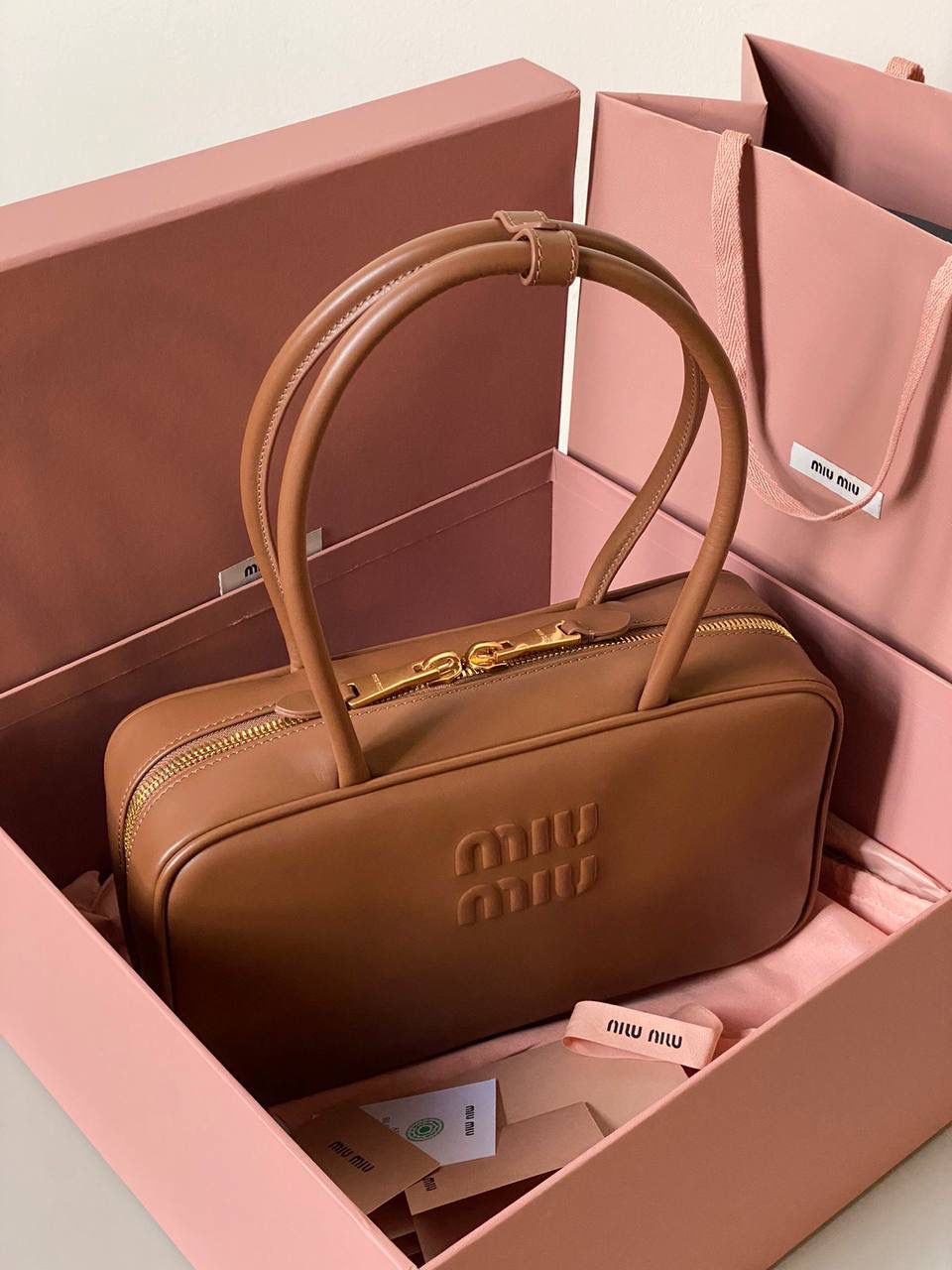 🈶棕色 | 小号 𝗠𝗶𝘂𝗠𝗶𝘂公文包，大爆款 谁懂啊！小号也太好背了 今年九月份新推出的新尺寸❗️小个子的大福音哇！ 大号hold不住的姐妹，这个号就非常合适了！ 手拎肩背都刚刚好，小巧又不压个子 小号：18×30×9cm #F0020m 大号：23x34x10cm