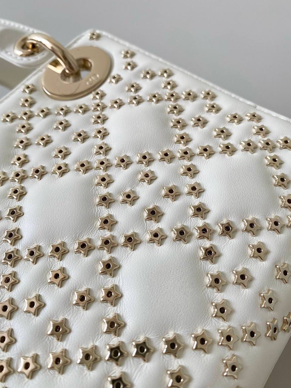 星星钉珠😍𝗗𝗜𝗢𝗥 𝗟𝗮𝗱𝘆三格"七夕限量款" 这季真的是神仙打架都不为过啊 整个包身有546颗小星星钉制藤格图案🌟 还增加了一个星星吊饰呼应，细节太绝了 白色梦幻般像漫天繁星，美得让人心醉 非常重工的一只，每颗星星都有相应位置 必须纯手工制作完成，珍稀产量，先下手为强！ 17×15×7cm