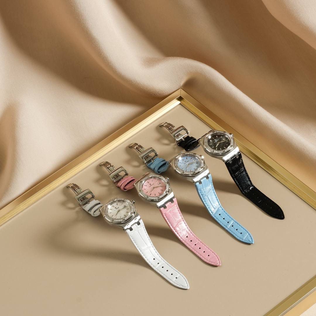 全网女神看过来😍😍这款爱彼女表才是最具有性价比的… 爱彼皇家橡树系列型号67601石英腕表，皇家橡树系列独有的八角形外观还拥有爱彼独特的设计风格也将女士优雅风格融入其中，深受女明星们的爱戴，表带澳洲湾鳄鱼皮，即使只有33毫米的小尺寸，也将爱彼独有的纯净美感与刚毅线条展现的淋漓尽致💝💖💘而镶满钻石的表圈也为佩戴的女士增添了更多的柔美。（32颗明亮式切割美钻，总重约0.65克拉）巴蒂镶嵌一枚半透明凸面蓝宝石，搭载瑞士进口石英机芯，拥有实用的日历显示功能，女士们佩戴起来不会显得沉重 ，配专柜最新全套包装发货！这种货一般数量不是很多哦