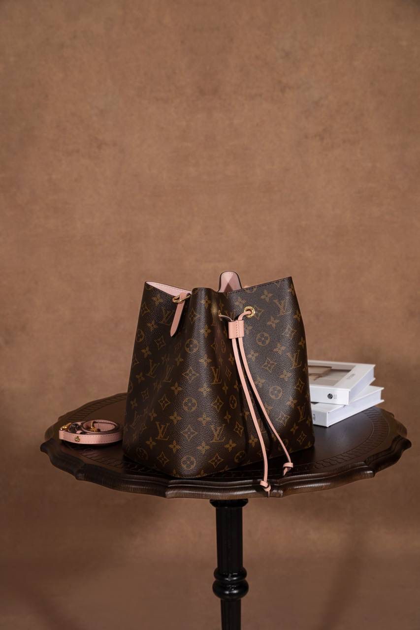 LV水桶包👜✨ 尺寸为 26×26×17.5cm，作为经典著作，它是入门款中备受追捧的单品。1932 年专为承运香槟而设计的酒袋，在当代潮流的洗礼下，化身为蕴含传承之美的水桶包，被尊为“经典之王”。