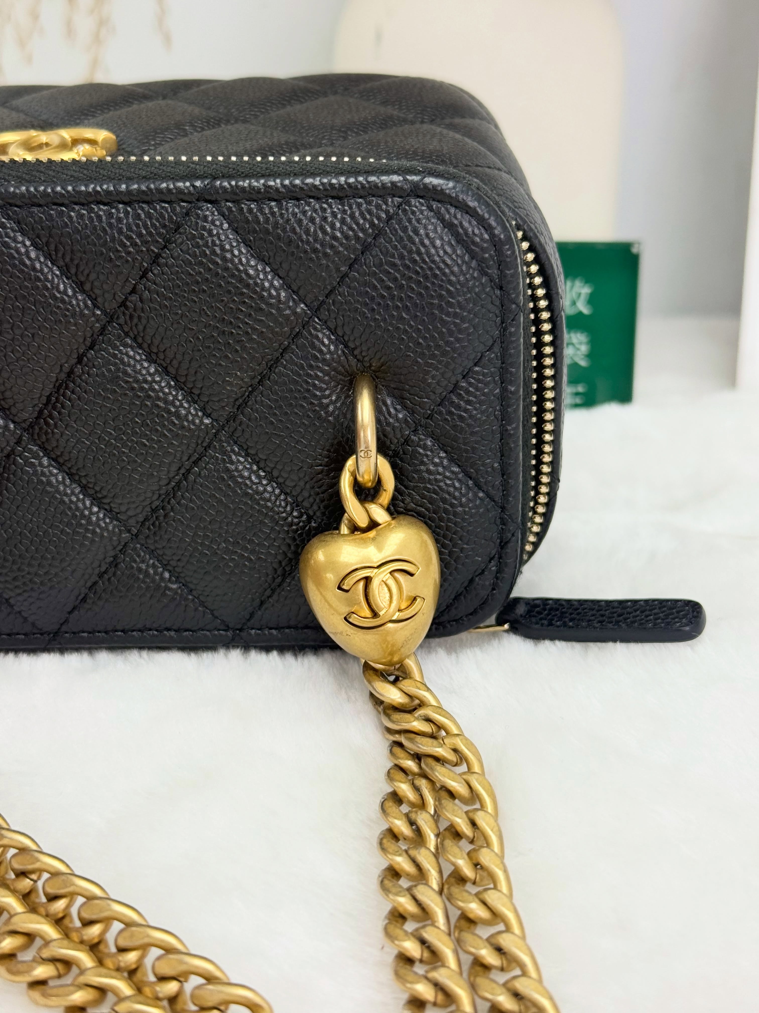 Chanel👜 PRE OWNED 🛍️ 23P愛心金球 黑色荔枝皮長盒子🖤全套✨