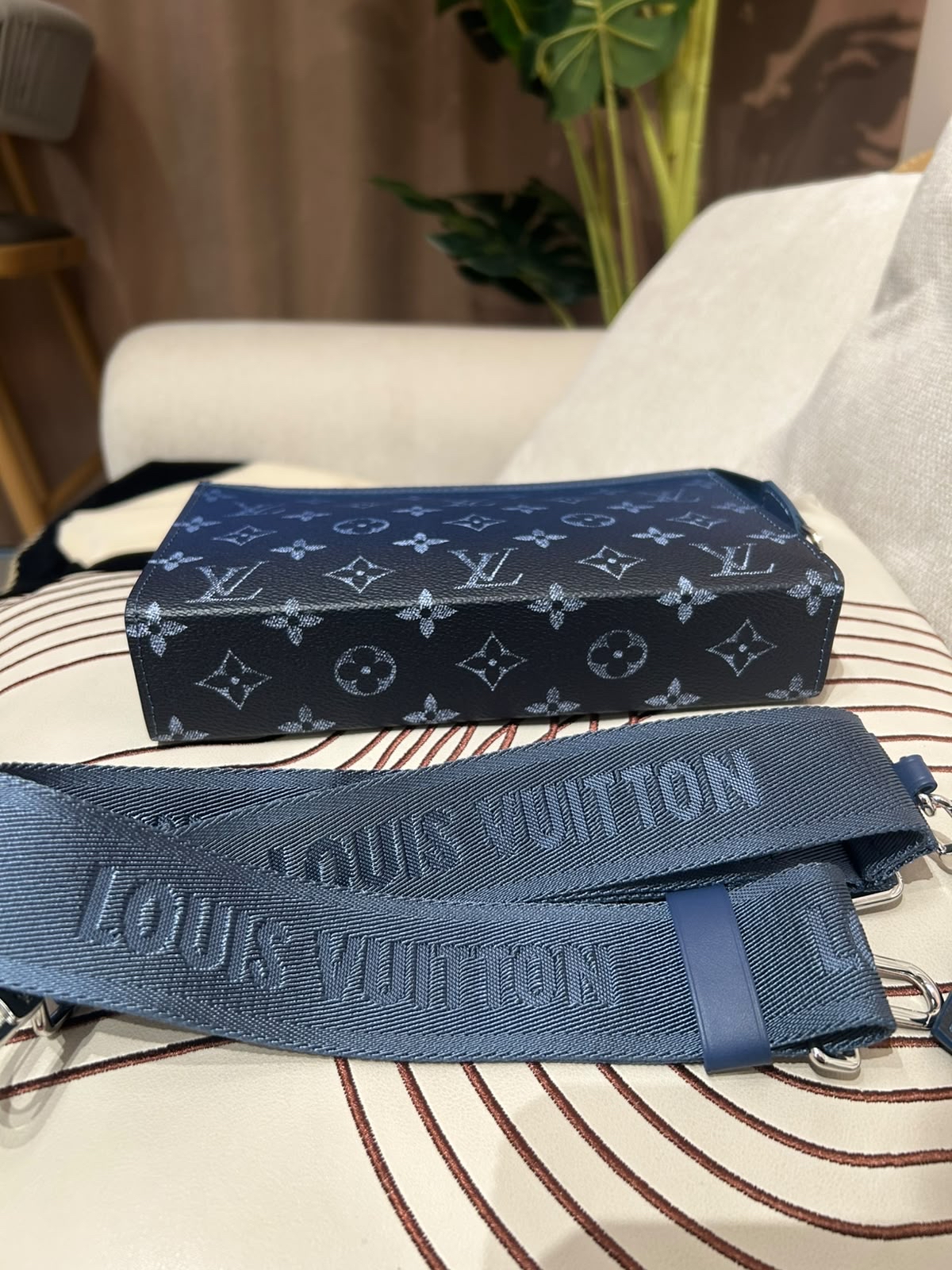 Louis Vuitton Gaston Wearable Wallet LV 漸層藍色 M11544 100%Authentic ,unused  ✅塵袋✅strap✅box
