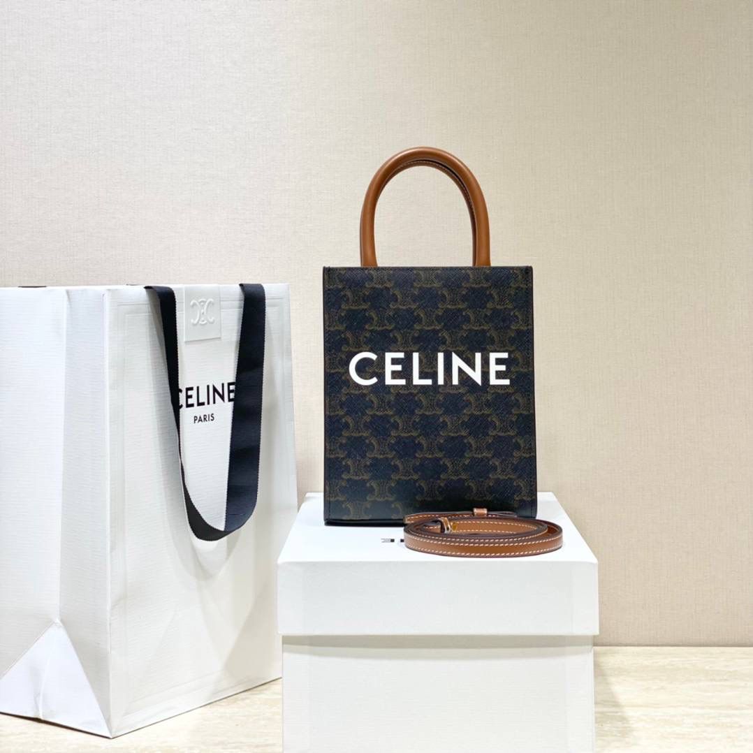 🔥大货实拍图 𝗖𝗘𝗟𝗜𝗡𝗘 ♥ 𝗧𝗥𝗜𝗢𝗠𝗣𝗛𝗘 𝗖𝗔𝗕𝗔𝗦 𝗧𝗢𝗧𝗘 今年新出的白老花真的击中我💘这是什么温柔美貌的配色啊啊啊！老花也可以满满的清新春夏感🏝 型号：194372 尺寸：17*21*4cm