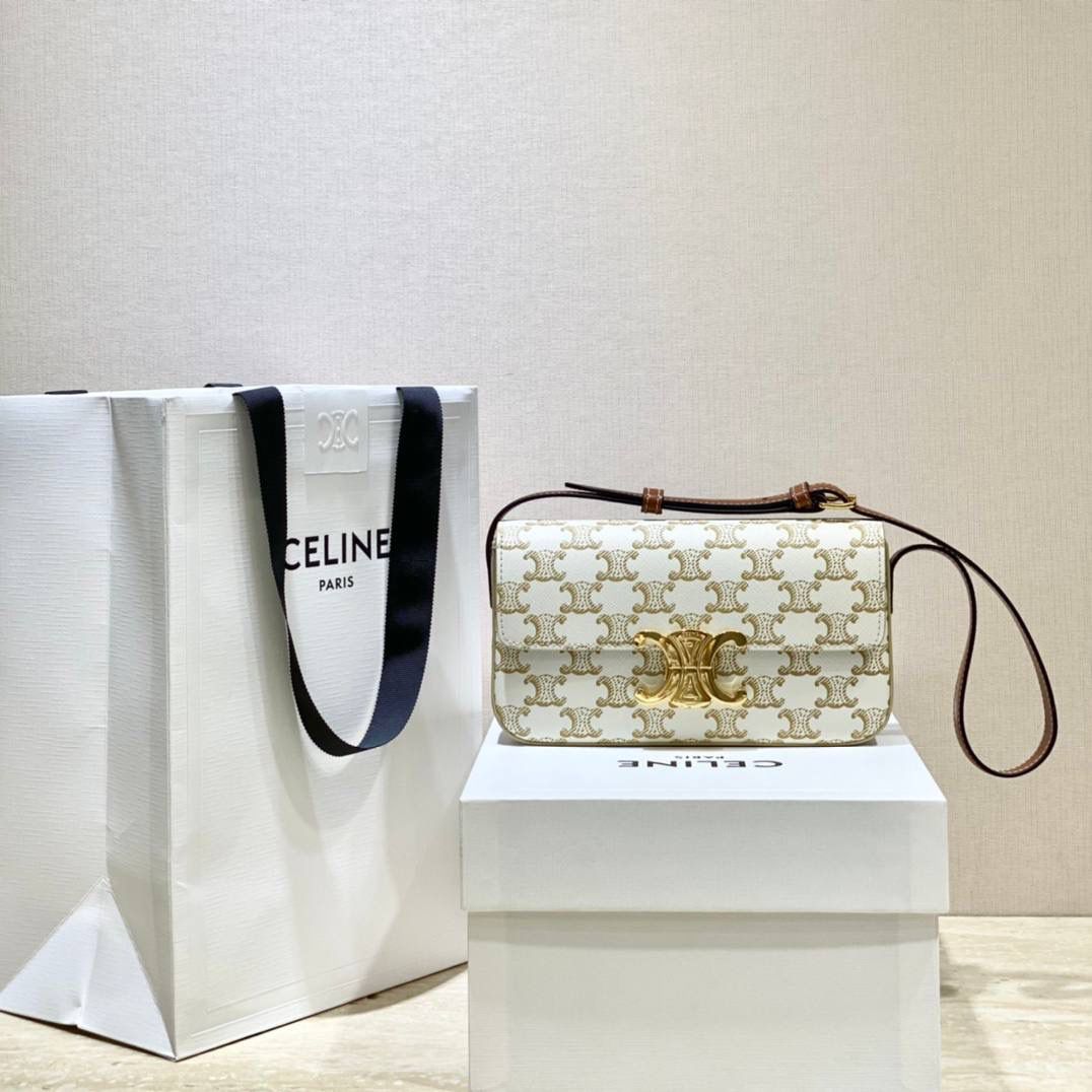 🔥大货实拍图 𝗖𝗘𝗟𝗜𝗡𝗘 ♥ 𝗧𝗥𝗜𝗢𝗠𝗣𝗛𝗘 𝗦𝗛𝗢𝗨𝗟𝗗𝗘𝗥 𝗕𝗔𝗚 感觉这两年𝐂𝐞𝐥𝐢𝐧𝐞是不是打开了任督二脉！出的包是越来越绝了！新款凯旋门腋下包简直惊喜爆棚！确认过眼神是我想要的包！必须要拥有的那种❗️ 型号：194142 尺寸：20*10*4cm