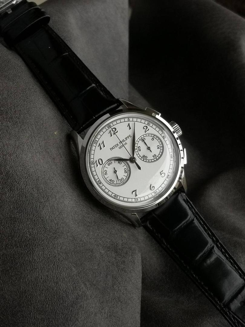 百达翡丽复杂功能时计5170G多功能腕表，堪称腕表精品当中的精品！😍✨🔥 腕表直径为42毫米，作为一款男士腕表，它的表盘大小适中。为我们奉上对称的美感，整个表盘的布局大方得体，包括了如此之多的功能的同时，又不会让人觉得繁杂。 机芯采用了7750机芯完美还原正品诸多功能，提供了强大的时间衡量功能。意大利牛皮表带，专属的灯笼扣，任何季节，任何场所，任何职业人均适合佩戴，让手腕佩戴得更舒适，让气质绽放。此款腕表具有30米防水功能，满足大众日常生活，休闲度假必备腕表。 百达翡丽5170G可以说是腕表中的精品，功能方面的巧妙构思，外观上的合理布局，以及优越的机芯性能，无一不体现出百达翡丽的独特设计，一件经典的艺术品，一件完美的收藏品。