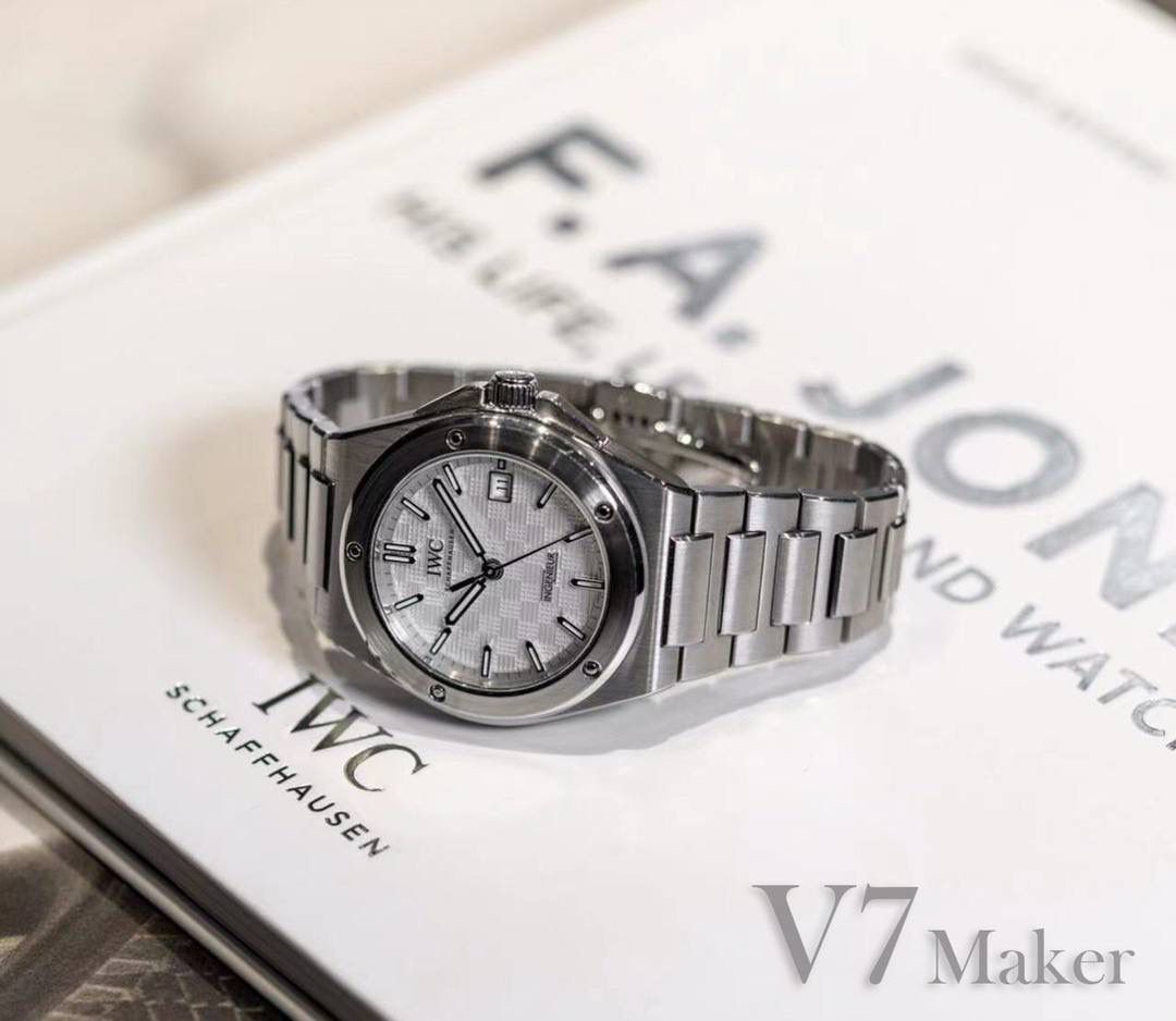 新作最特别之处在于表盘再现原版 Ingenieur SL 使用的「网格」饰纹，制作时需要在铁质表盘底座上冲压形成凹雕纹路，再经过镀锌处理。该图案由相互垂直的细线组成，压印于软铁坯件后再经电镀工艺处理。该图案覆盖整个表盘内部区域，而环绕分钟刻度的表盘外部区域仍然保持光滑。IWC标识的比例及其在表盘上的位置经过精心调整，可以确保它与“网格”图案严密对齐。涂覆夜光材料的时标确保在夜间依然清晰易读 表盘采用大三针布局，时标和秒针同样回归了70年代的造型，3点为日历窗，6点则是「INGENIEUR」标志。