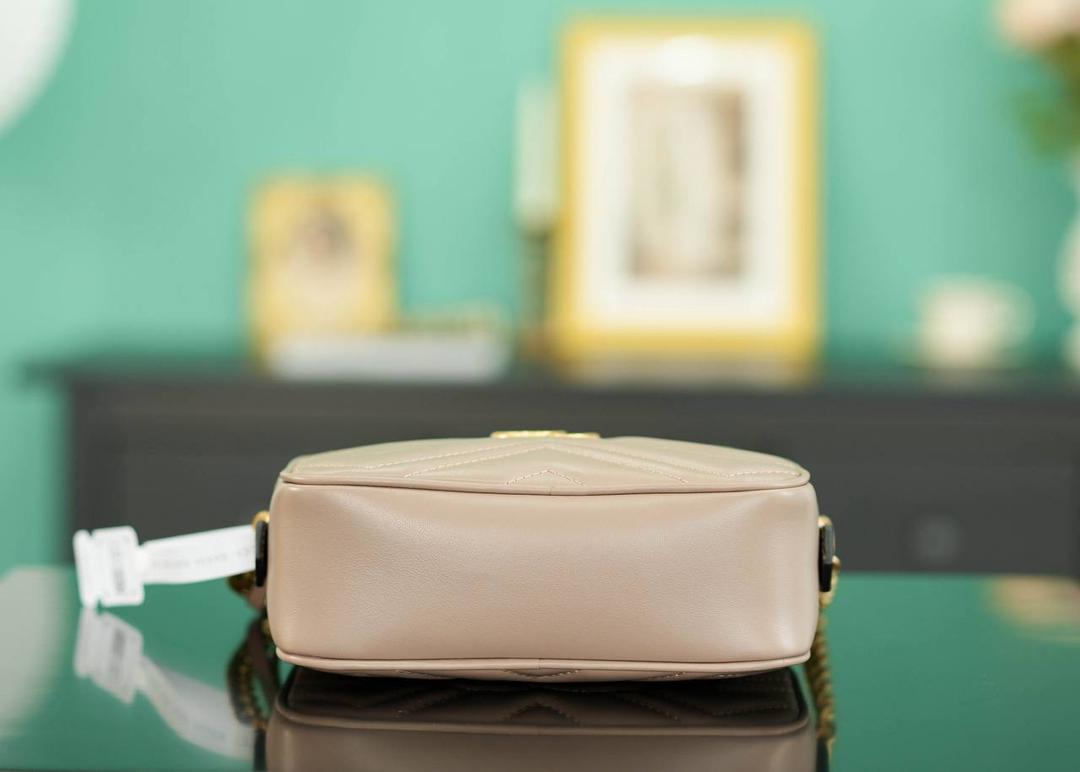 👜🔥Marmont系列绗缝迷你相机包 奶茶色 18cm （原厂皮 全铜五金） 正品售价¥12.000 独家原厂皮发售 限量级别 奶茶色超好看 经典百搭不挑人 自重很轻 链条搭配皮革的肩带不怕溜肩 毫不夸张说 绝对是日常用出场率最高的包 官方款号 448065 尺寸迷你：18x12x6cm 小号：24x13x7cm