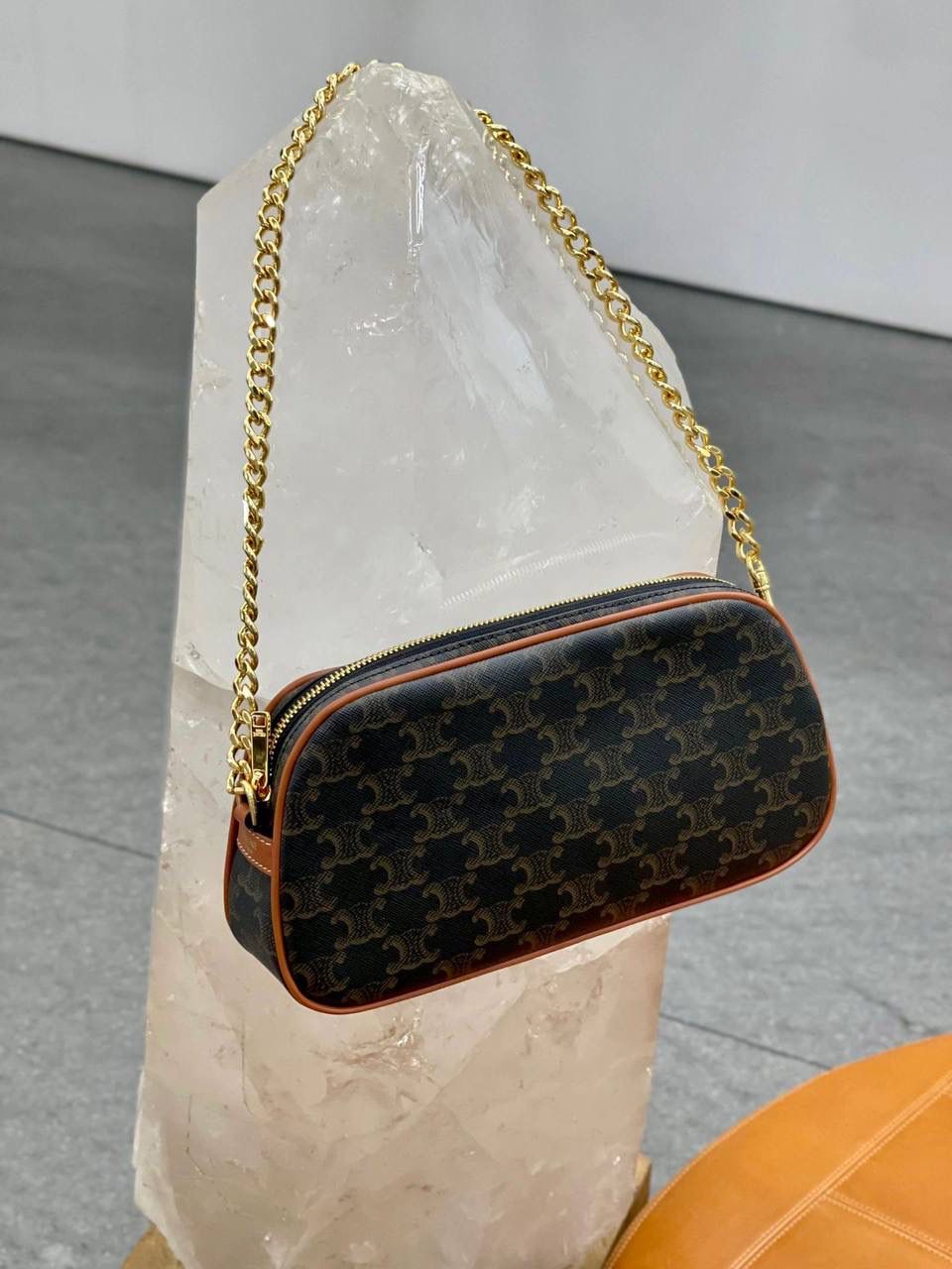 🔥大货实拍图 𝗖𝗘𝗟𝗜𝗡𝗘 ♥️ 𝗠𝗨𝗟𝗧𝗜双肩带相机包 型号：114122 尺寸：24*14*5cm 今日份安利💁‍♀️𝑪𝒆𝒍𝒊𝒏𝒆上新款啦！以独特的设计理念，成为又一个新的精巧之作！此刻有两个链条，真的好爱，即可单肩又可斜挎～