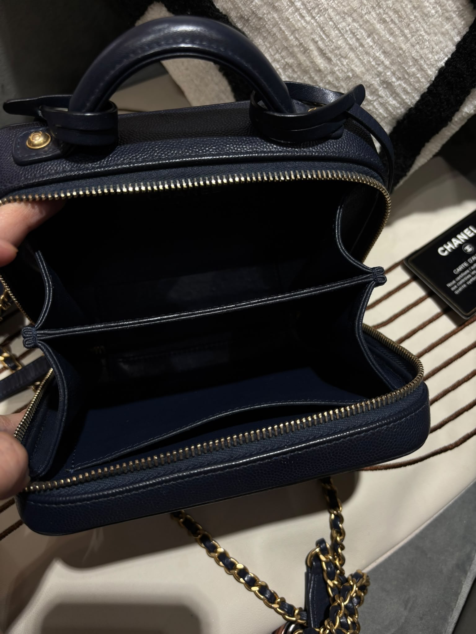 Chanel CC filigree Vanity Small 17cm 深藍色荔枝牛皮金鏈，100%Authentic, 98%New ✅25Card ✅Key lock✅Dust bag✅Box
