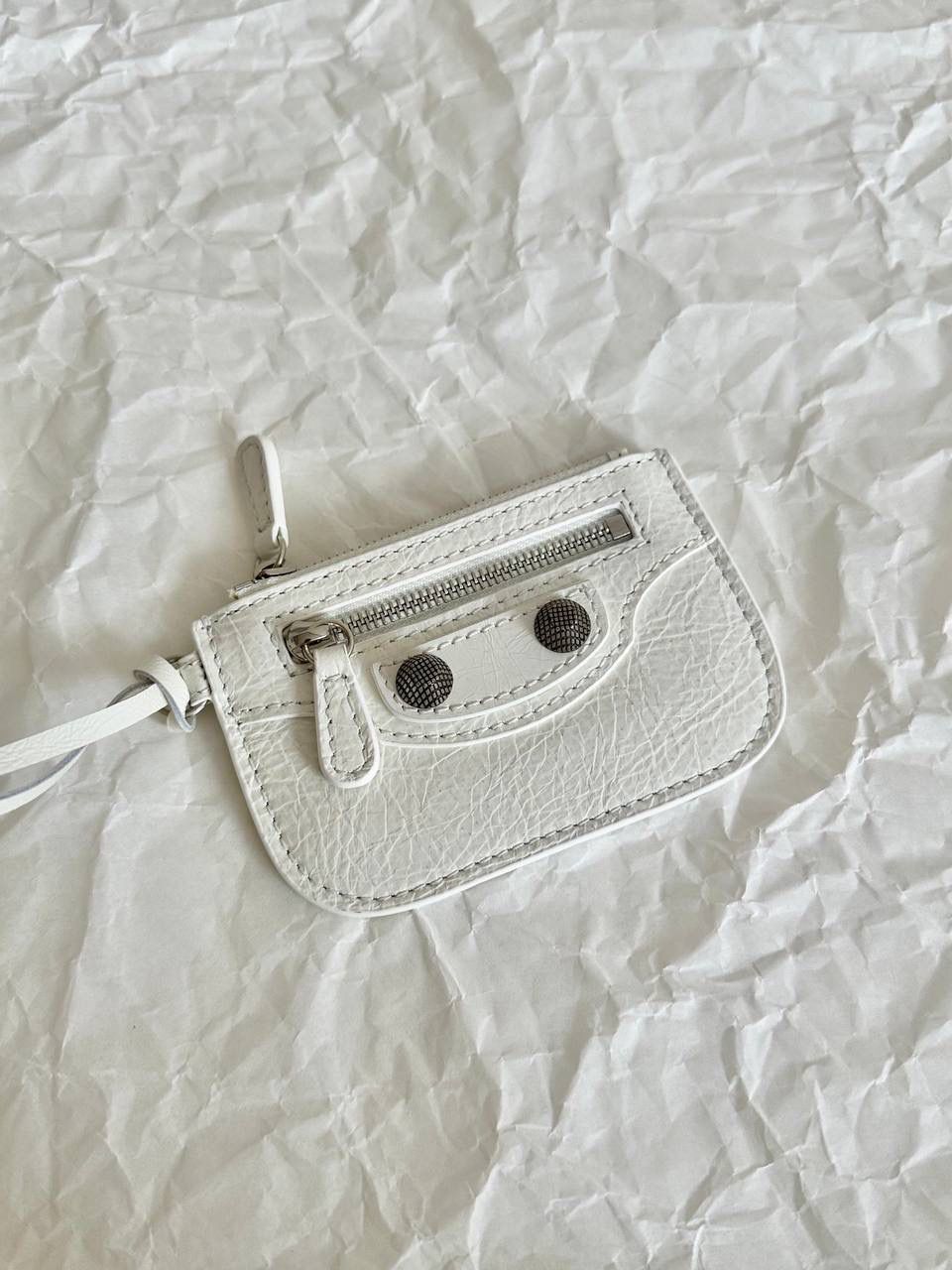 油蜡皮白银S/33cm🤍 Le Cagole半月包饺子包机车包 Wuhu！！让我重拾就对机车包的爱 半月弧形的包身，保留了软踏踏的皮料感 还有叮叮咚咚的流苏小钱包挂饰 最最让我欢喜的是多了面♥️小镜子！ 全方位细节拿捏住了～👌🏻 xs小号：26×16×10cm671309m s中号：33×16×8.4cm671307m