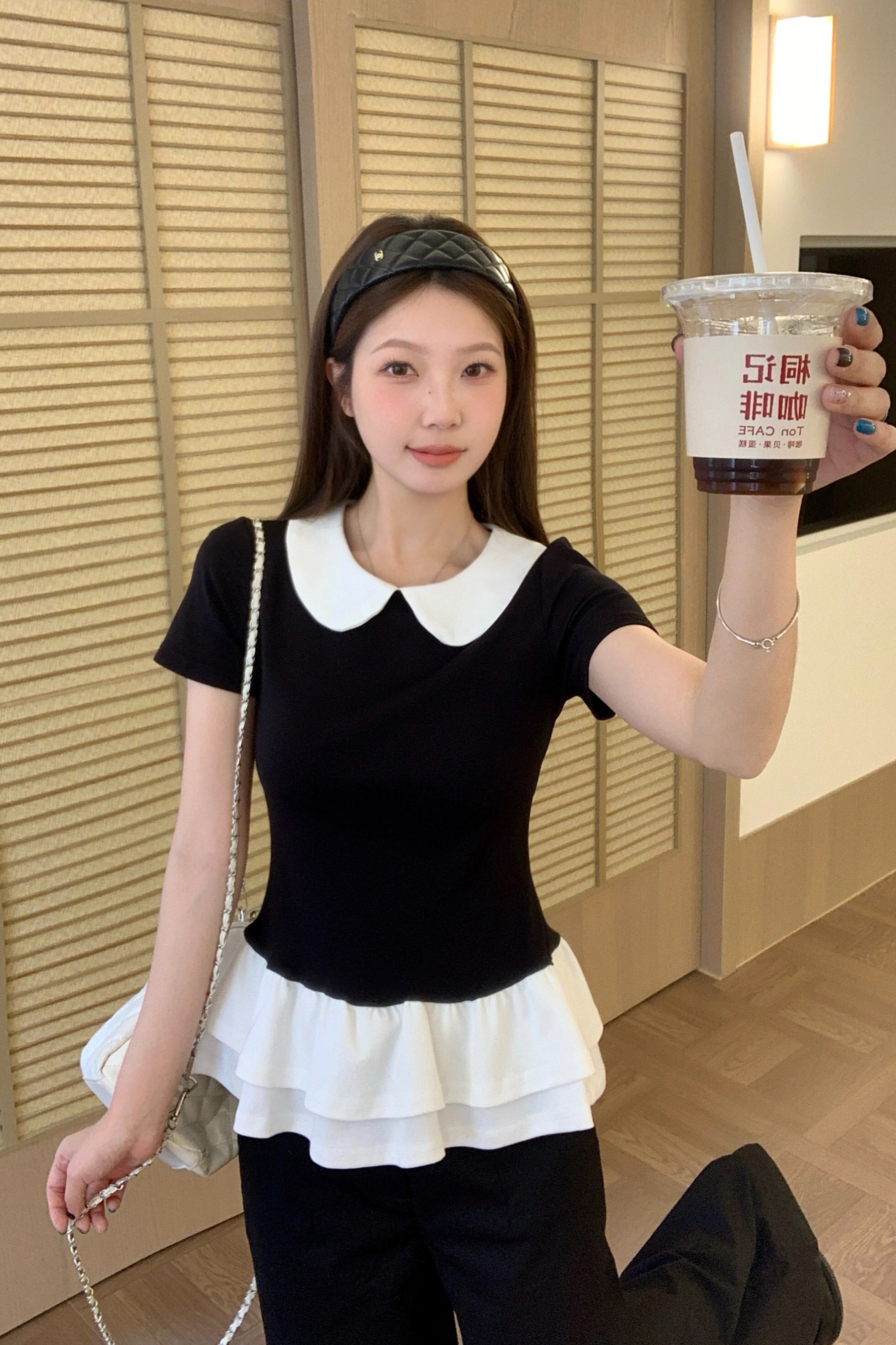 B136(9018) 韩系气质拼接白娃娃领与双层荷叶下摆黑上衣