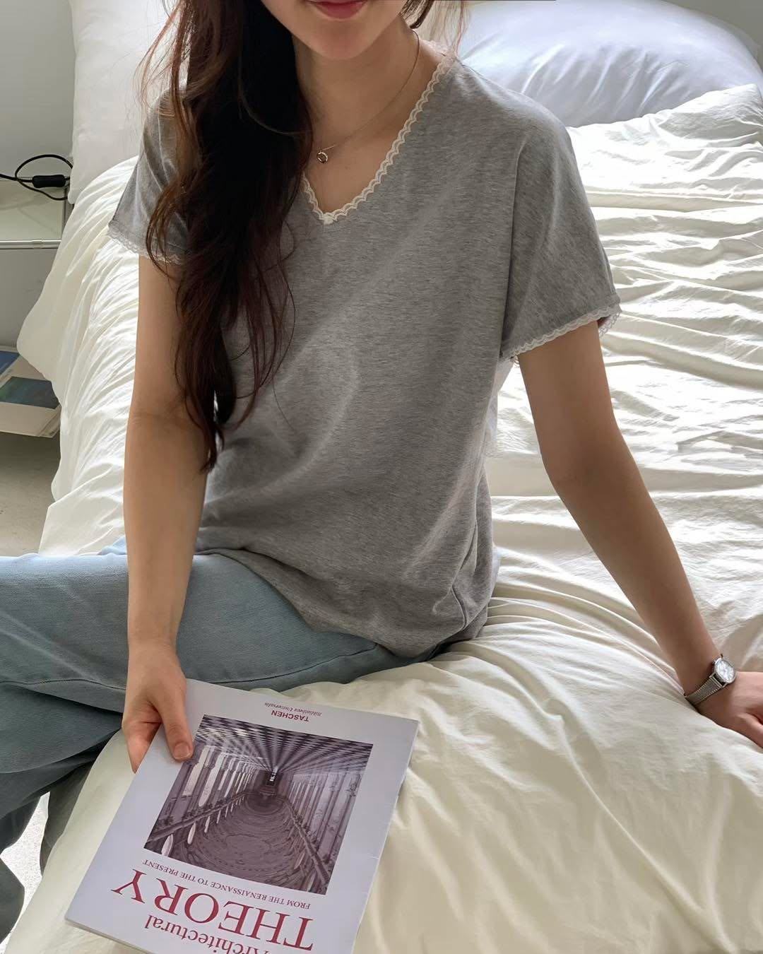 花邊V領Tee