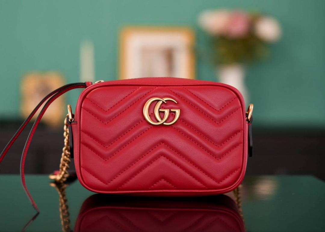 👜🔥Marmont系列绗缝迷你相机包 红色 18cm （原厂皮 全铜五金） 正品售价¥12.000 独家原厂皮发售 限量级别 自重很轻 链条搭配皮革的肩带不怕溜肩 毫不夸张说 绝对是日常使用出场率最高的包 官方款号 448065 尺寸迷你：18x12x6cm 小号：24x13x7cm