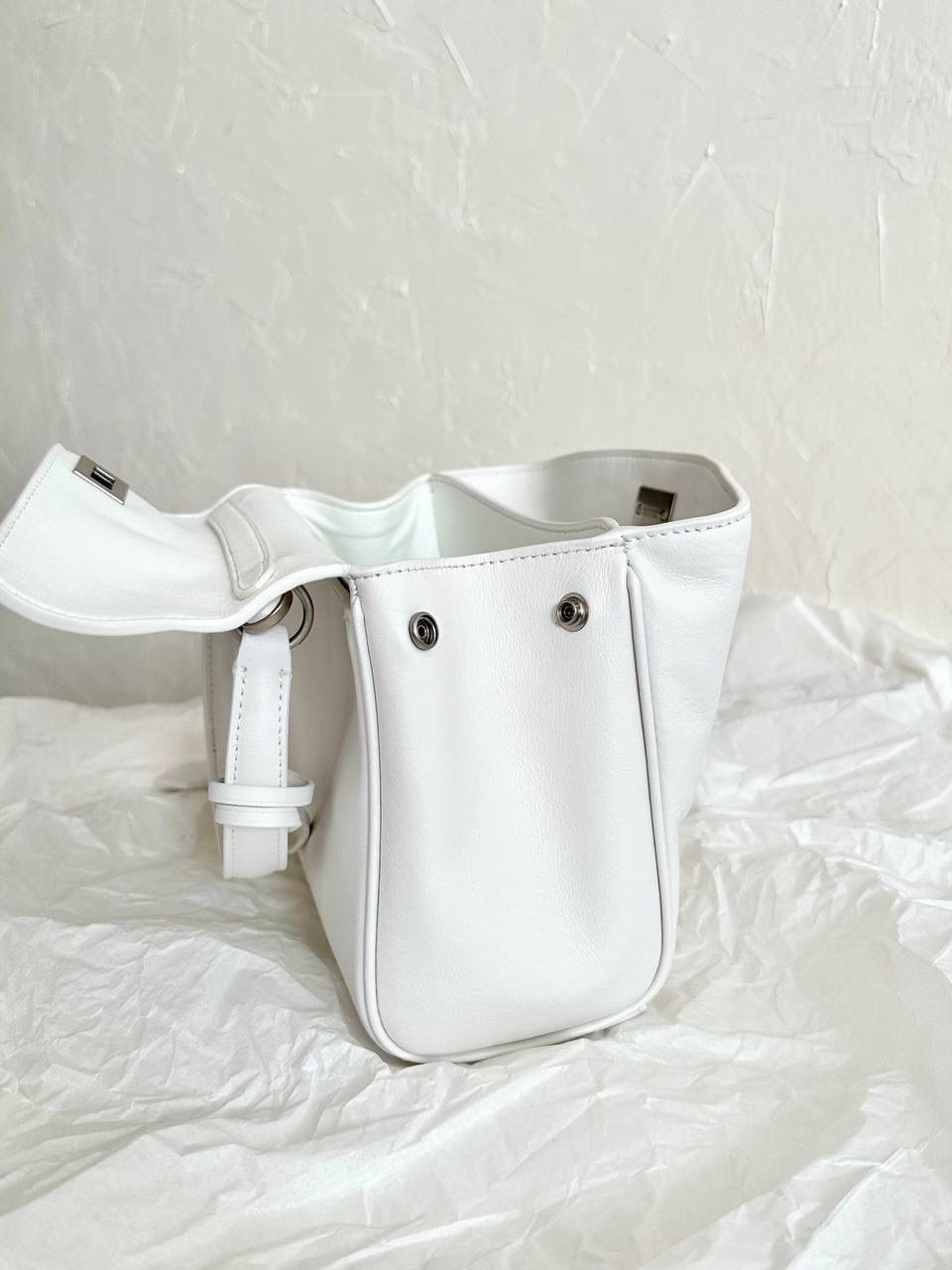 ba1enciaga rodeo mini 白银🤍💿 哒哒哒，mini也来咯 看完正常size的rodeo再来看mini 真的是除了可爱还是可爱 这种尺寸就不挑身高了 每个人背出来都是萌萌哒哈哈哈 而且男生女生都能背，不挑性别～ 这只包的皮一定不能硬，也不能太软太亮 mini：23×17×9cm795456m