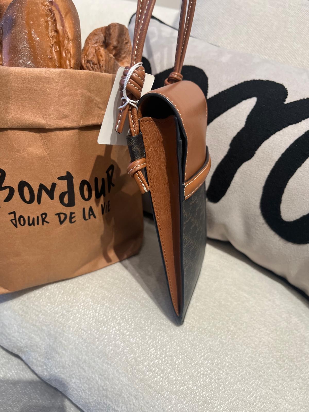 Celine Triomphe Phone Bag 小牛皮電話袋 100%Authentic,98%new ✅dust bag