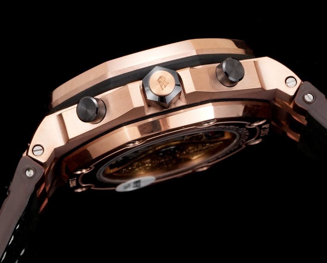TK Factory皇家橡树离岸型26400/26238/26470系列正式登场！款式最全，做工最好的爱彼计时款腕表来了，有做工好的顶级货，廉价的小厂货就别去考虑了！ 1，机芯采用12位小秒的定制版3126计时机芯，完美还原原版所有功能。经过精密打磨，大大加强了其稳定性。 2，其中碳纤维系列表壳采用全新碳纤维复合材料——「Carbon TPT® B.4」打造，这种高科技材料比常规 Carbon TPT® 密度提高4%，纤维硬度提升15%，树脂强度提升30%，材料结构经过各项异性优化，保持轻盈同时无比坚韧，提供迄今最强的抗冲击性能。 3，字面颜色均采用目前最先进电镀技术，非几年前的简单喷漆技术。每一个巧克力格纹装饰，通过CNC级别打磨，无限接近原版。 4，同步原版搭载微微活动头粒，胶带采用进口氟橡胶材质，皮带采用美洲鳄鱼皮材质，更加耐磨耐造。