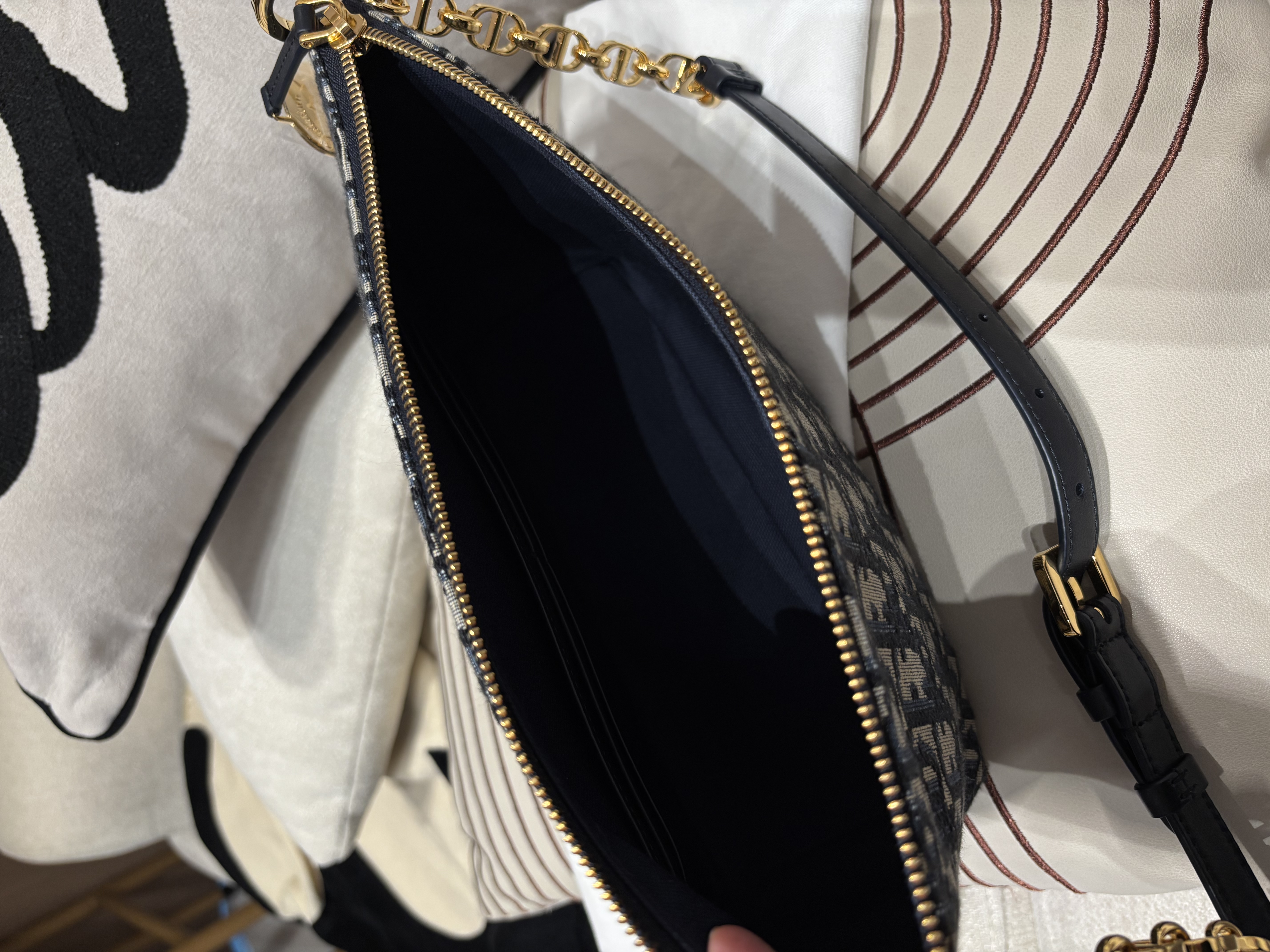 未使用品 Dior pouch Hobo Bag 100%Authentic, Unused 未使用品 ✅專門店收據✅Dust bag✅Box