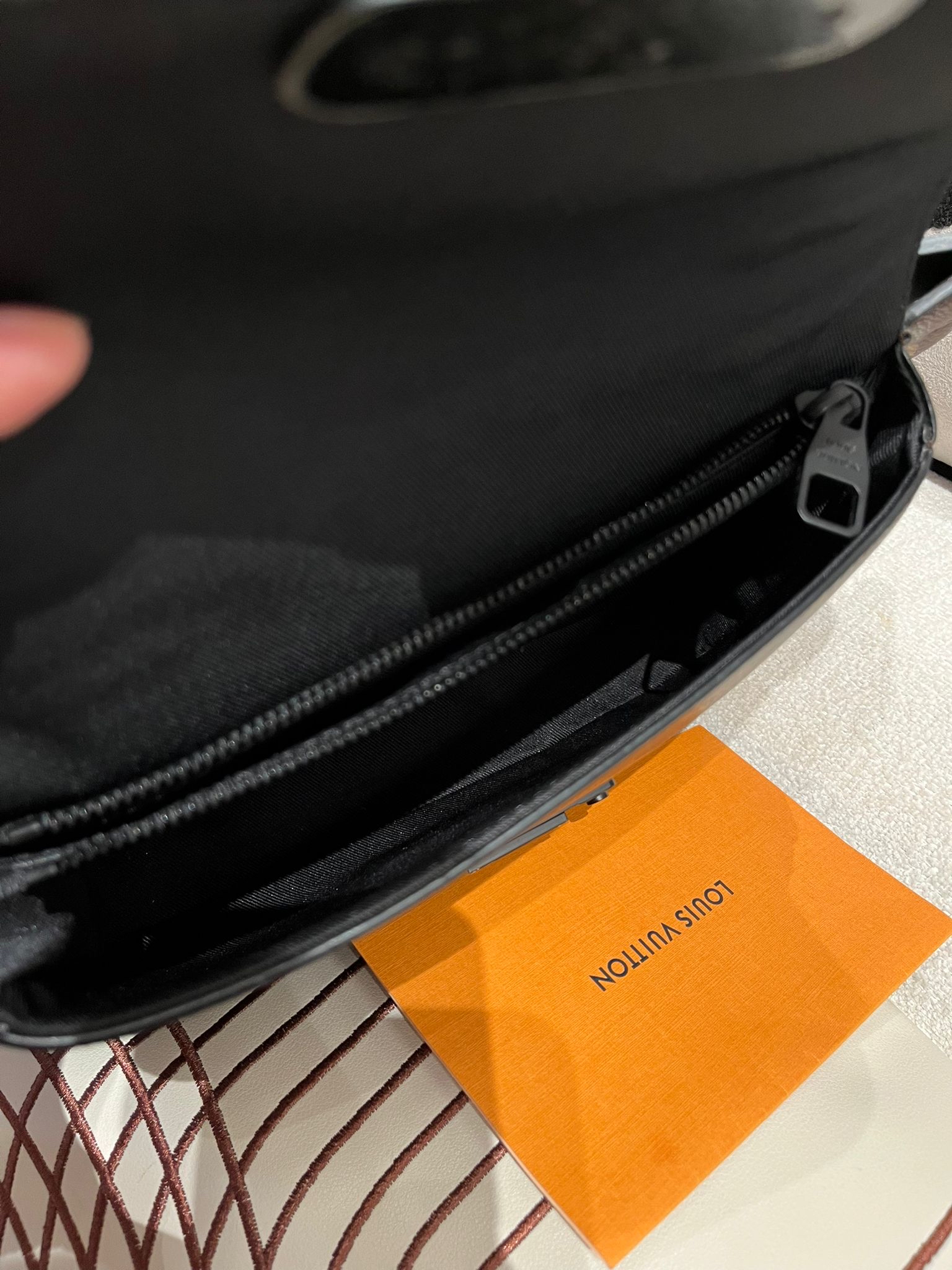 Lv S-LOCK M45807 斜孭袋 100%Authentic,98%new ✅專門店收據✅dust bag 